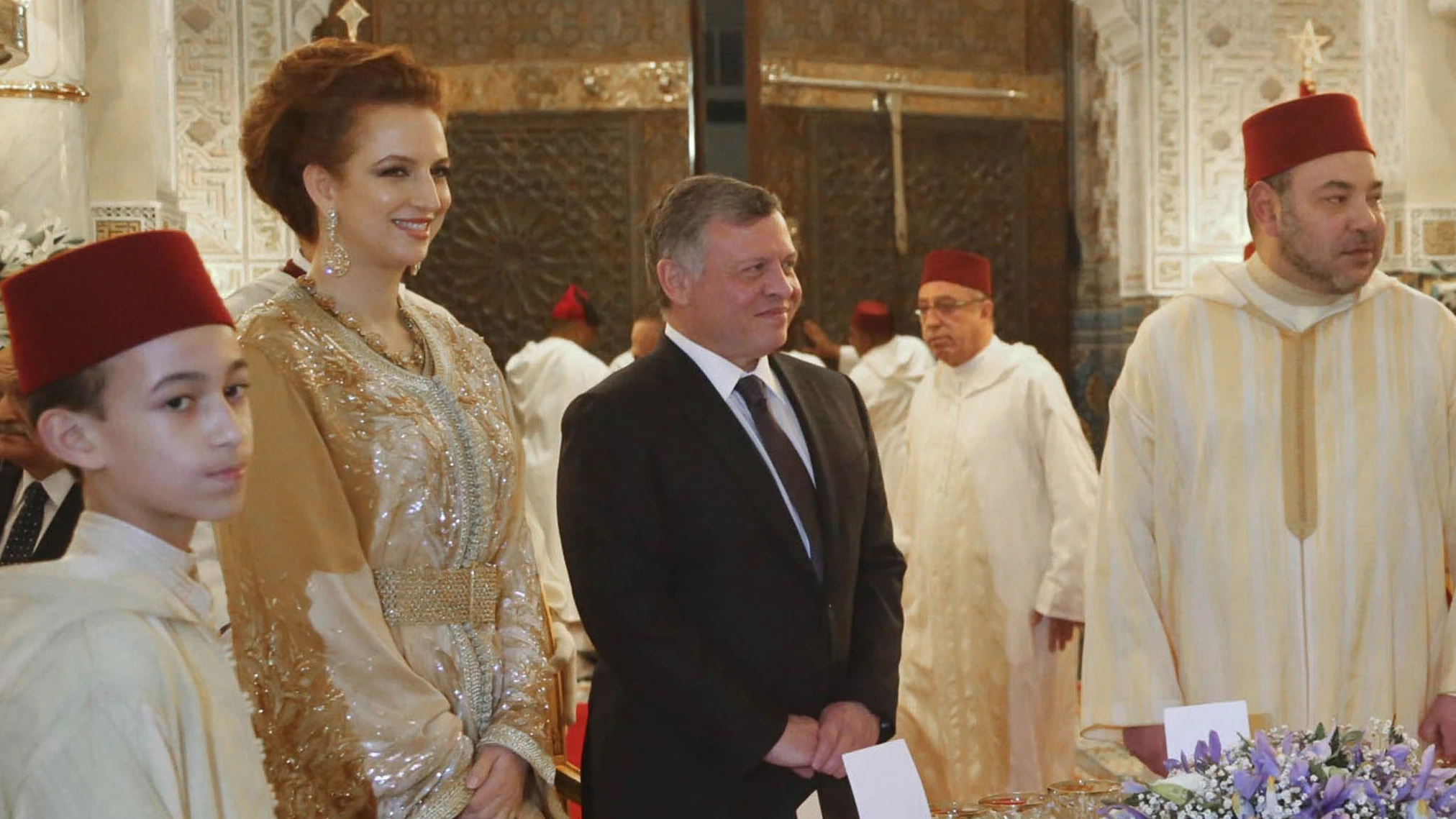 Prinzessin Lalla Salma, Kronprinz Moulay Hassan (links), König Mohammed VI. von Marokko (rechts) und König Abdullah II. von Jordanien (Mitte) bei einem Galadinner in den Königspalästen in Casablanca 2015.