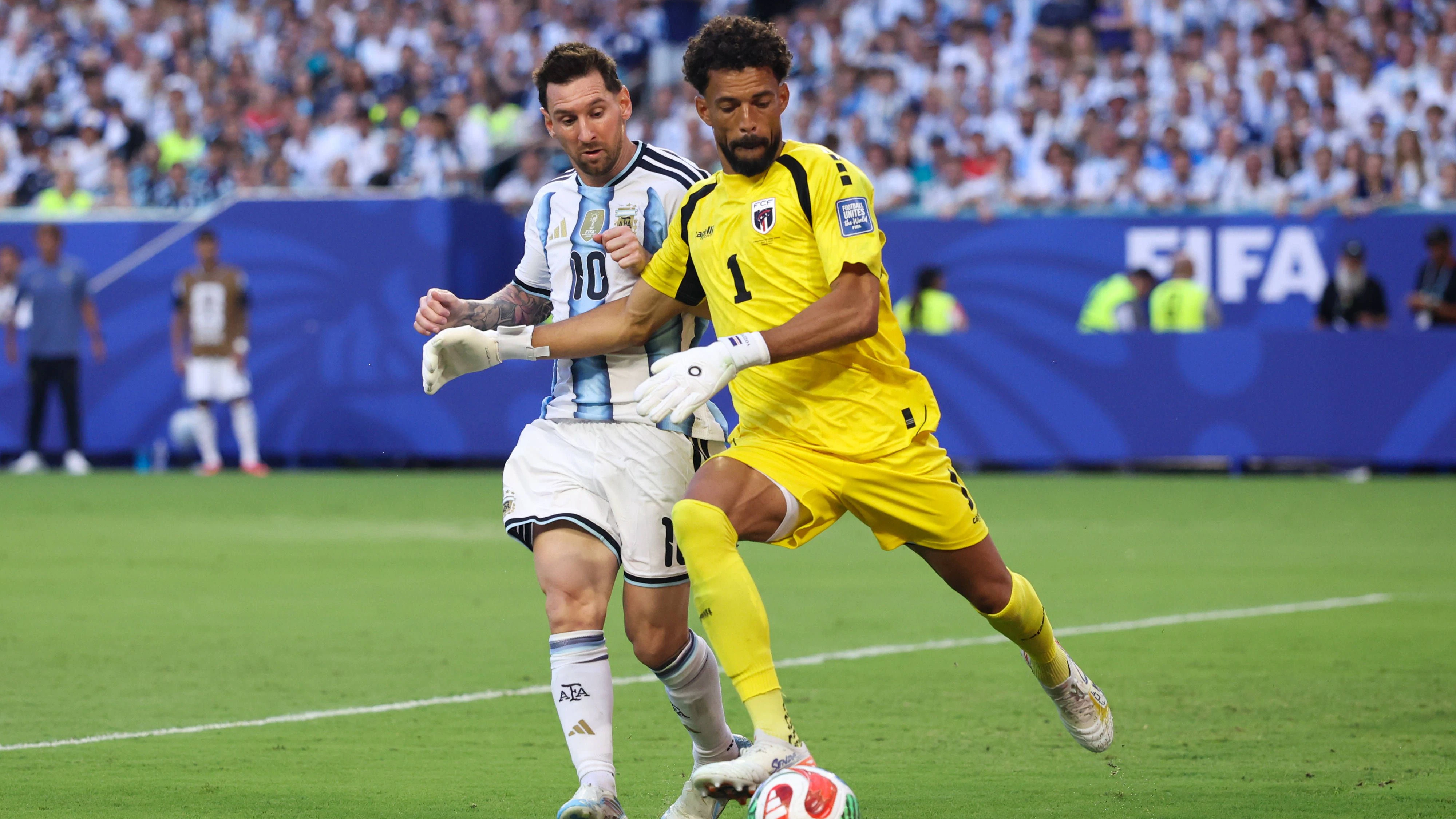 MIAMI GARDENS, FLORIDA - JULY 03: Lionel Messi 10 of Argentina and Vozinha 1 of Cabo Verde vie for the ball during the FIFA World Cup, WM, Weltmeisterschaft, Fussball 2026 Round of 32 match between Argentina and Cabo Verde at Miami Stadium on July 3, 2026 in Miami Gardens, Florida. PUBLICATIONxNOTxINxCHN Copyright: xWuxZhizhaox 111652149545