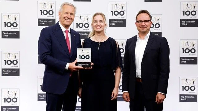 Andreas Wesselmann, Chief Executive Officer der NFON AG und Jana Richter, Executive Vice President Engineering, AI & Innovation, nahmen die Auszeichnung im Rahmen des Deutschen Mittelstands-Summit in Heidelberg aus den Händen von Christian Wulff, Bundespräsident a. D., entgegen.