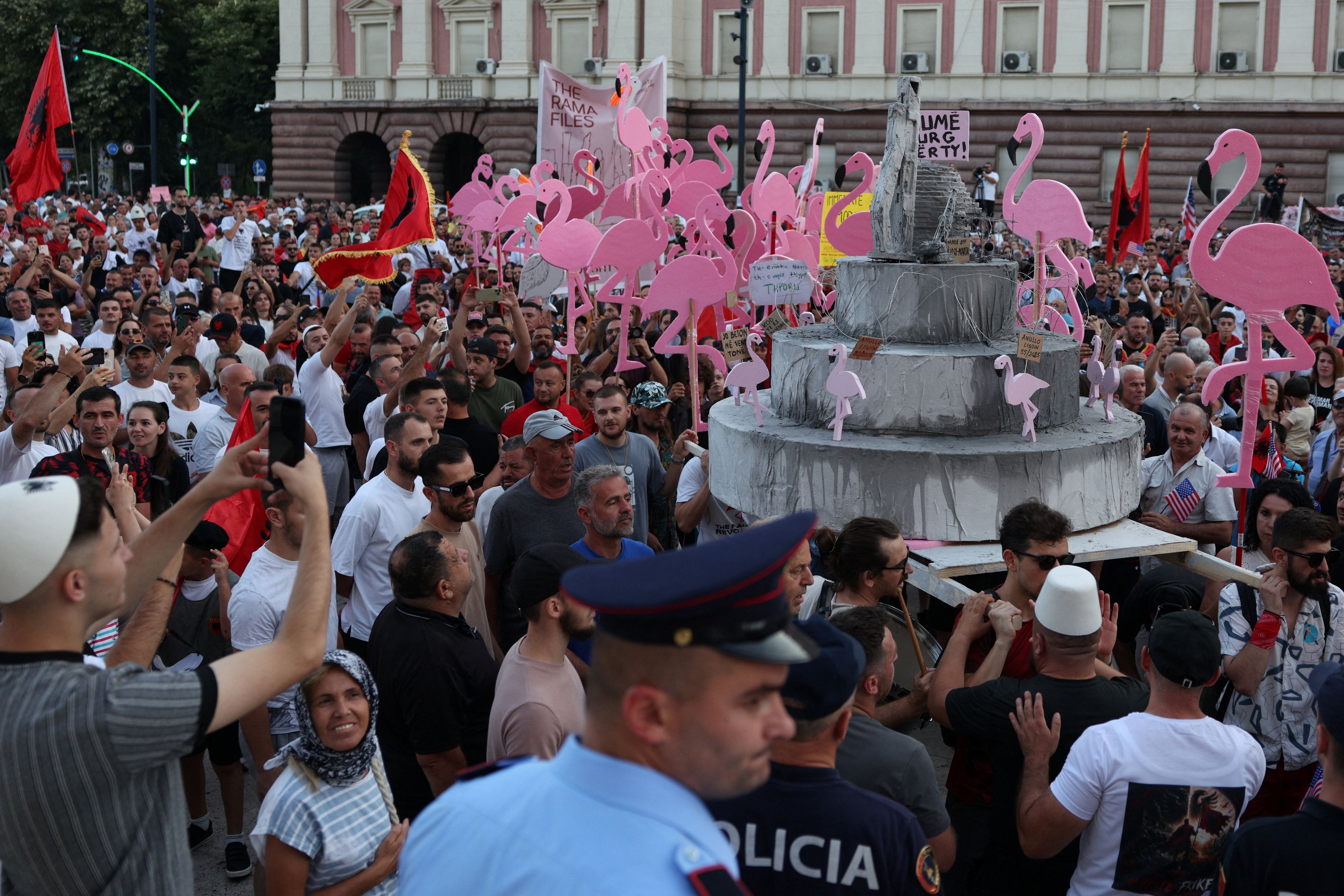 Heute.at - Flamingo-Widerstand in Tirana gegen Trump-Projekt