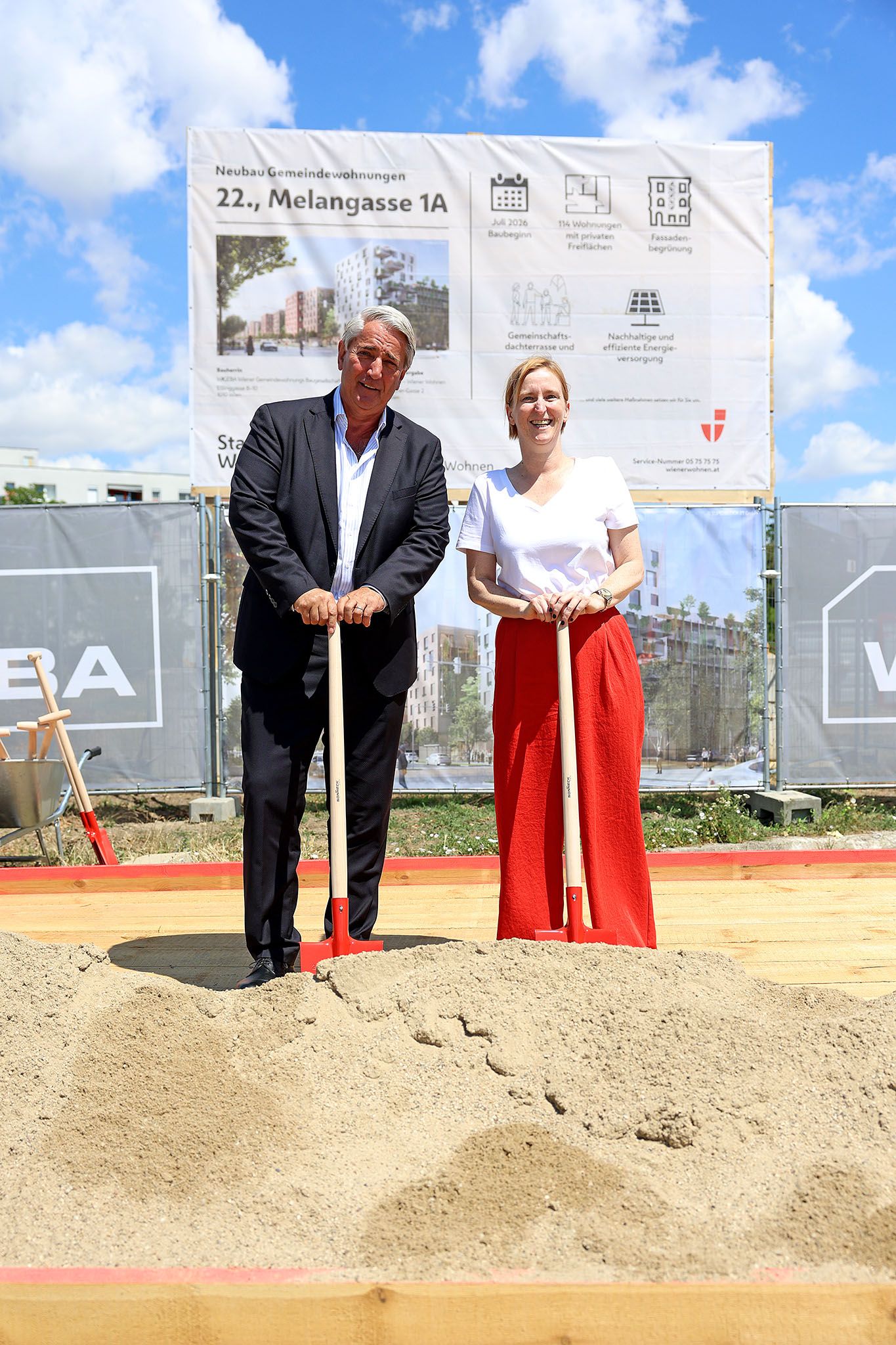 Spatenstich zum Neubau der Gemeindewohnungen in der Melangasse 1A, mit Stadträtin Elke Hanel-Torsch und Bezirksvorsteher Ernst Nevrivy (beide SP). 