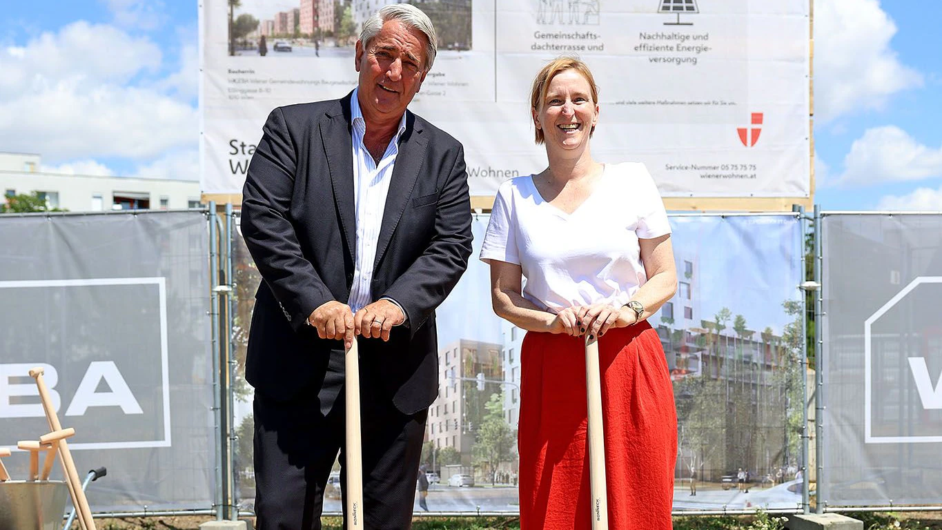 Spatenstich zum Neubau der Gemeindewohnungen in der Melangasse 1A, mit Stadträtin Elke Hanel-Torsch und Bezirksvorsteher Ernst Nevrivy (beide SP). 