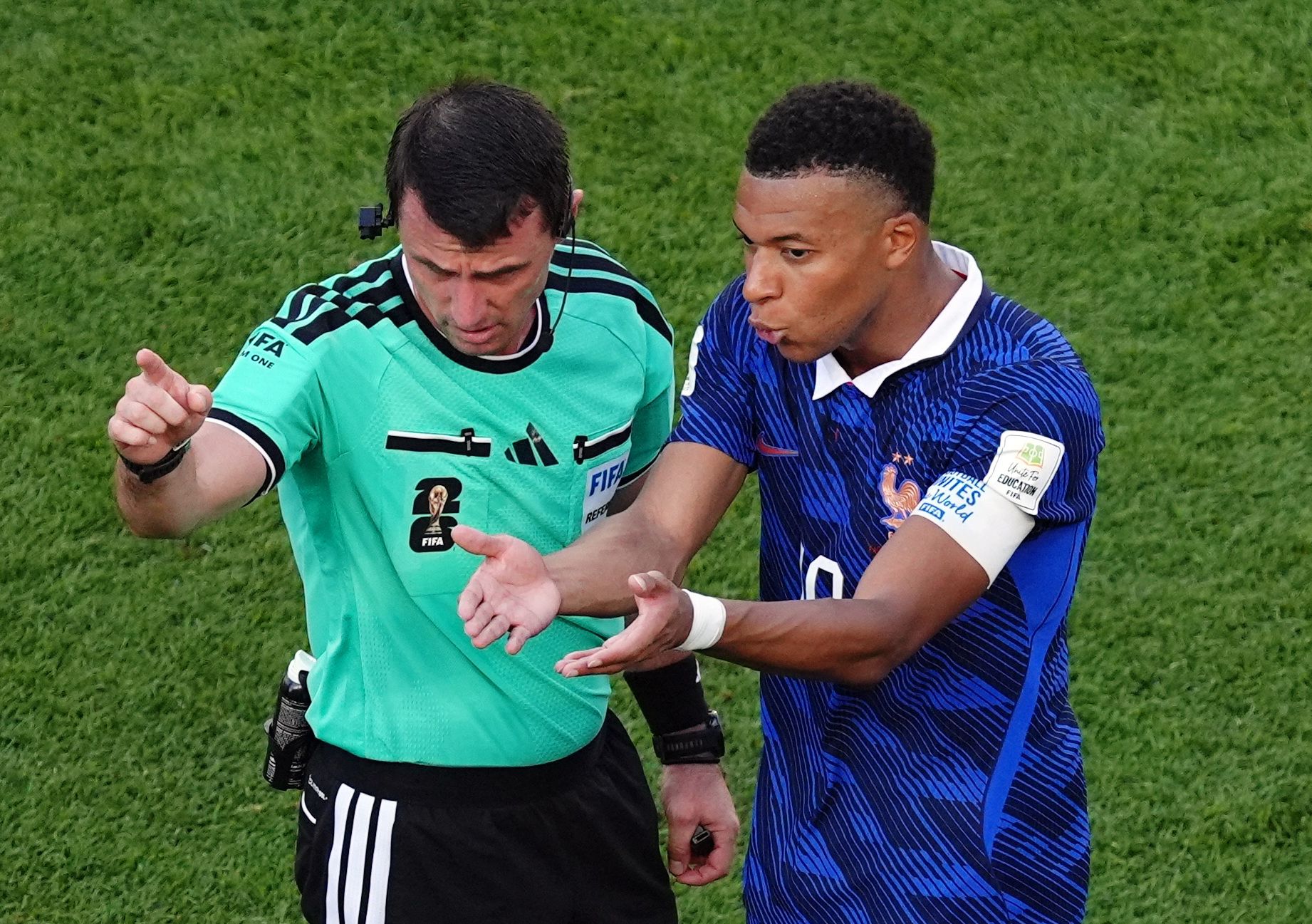 Schiri Tantaschew mit Mbappe