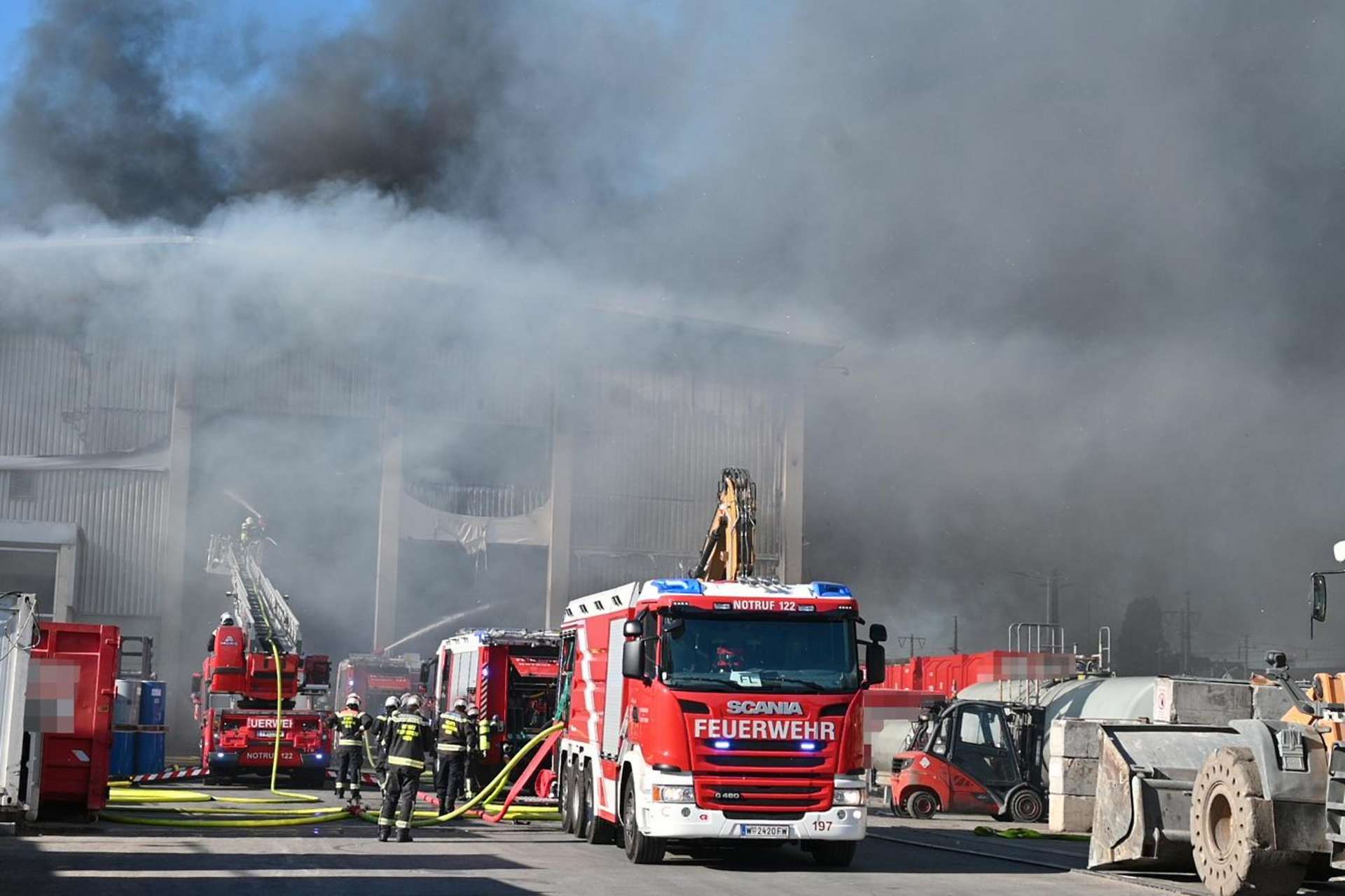 Berufsfeuerwehr löschte den Großbrand in der Halle neben der A23 in Wien. 