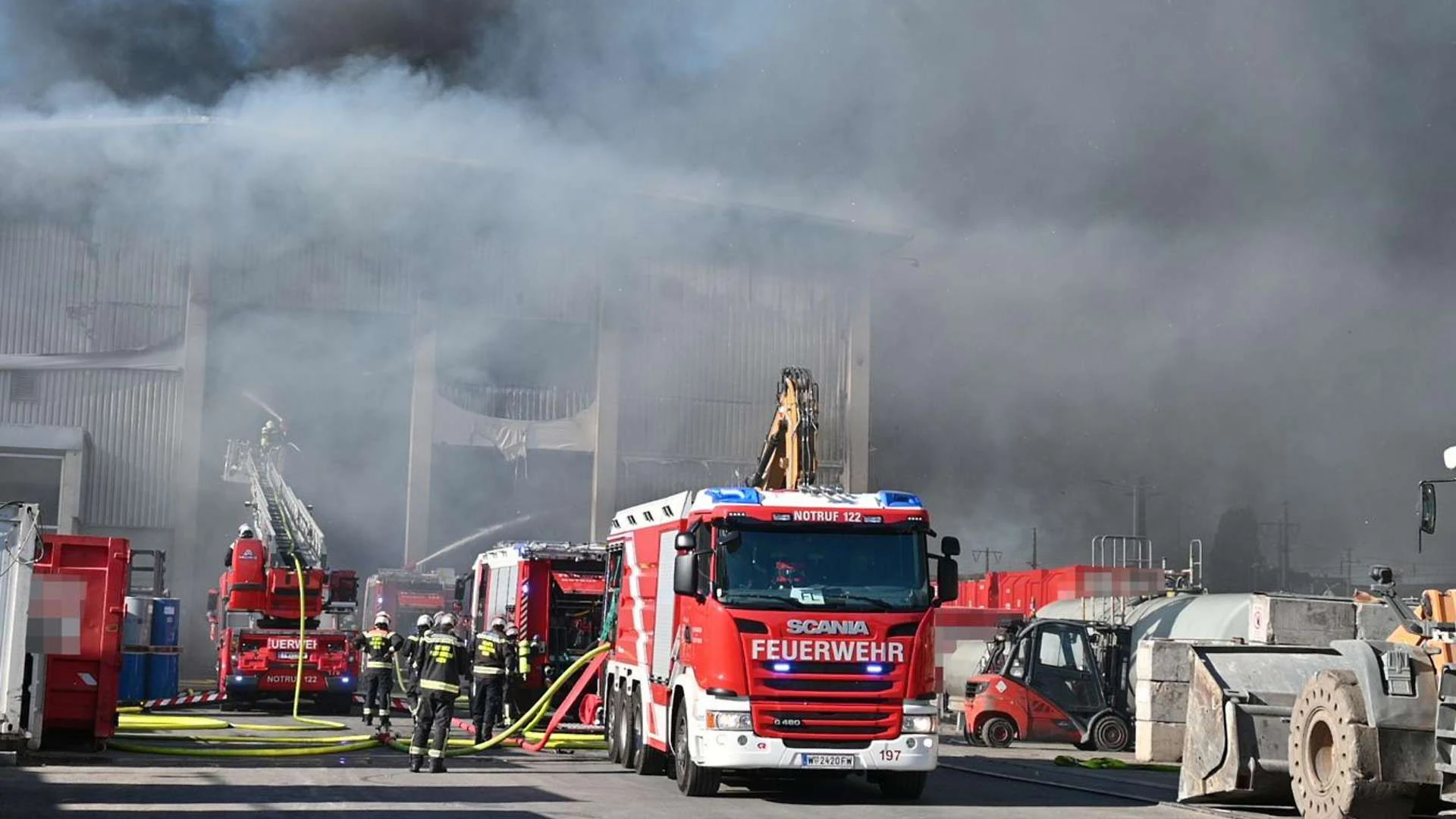 Berufsfeuerwehr löschte den Großbrand in der Halle neben der A23 in Wien. 
