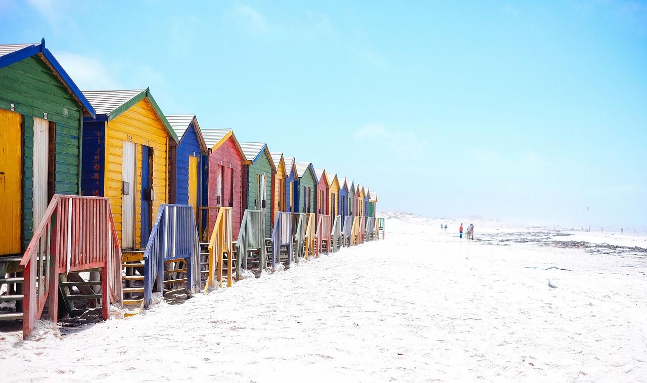Bunte Strandkabinen am europäischen Badeort