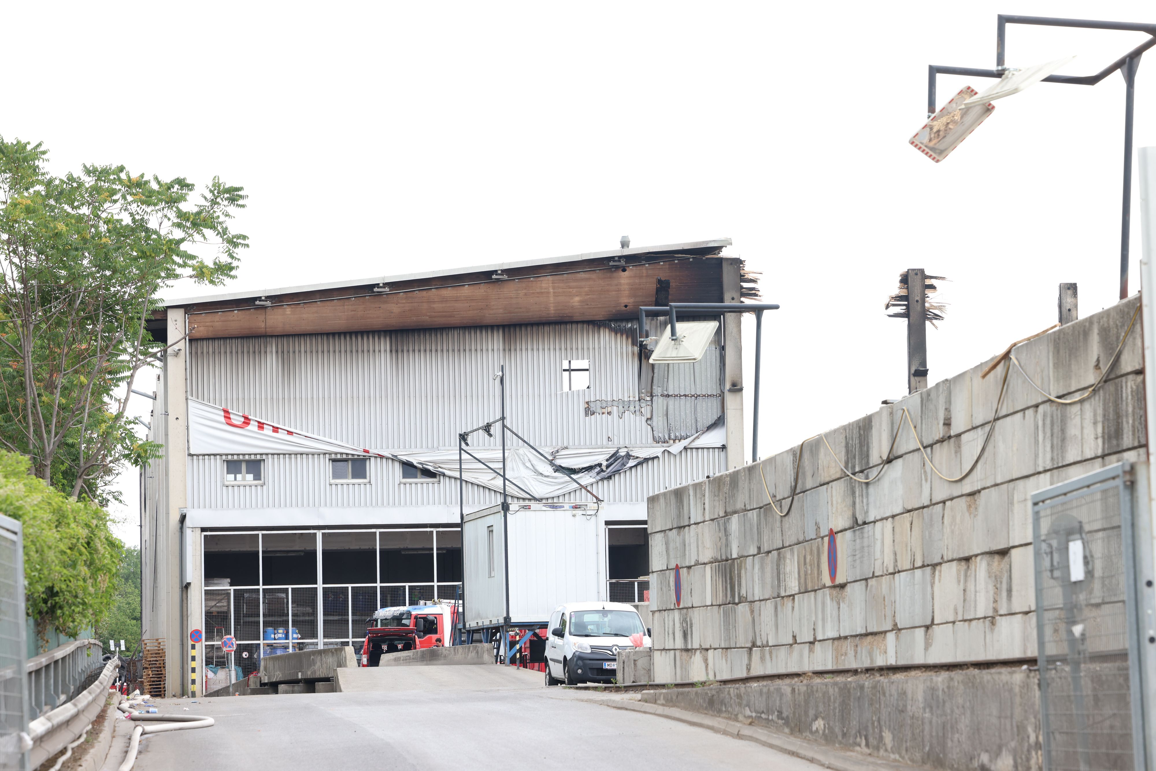 Die abgebrannte Halle neben der Tangente in Wien-Donaustadt wird abgerissen. 