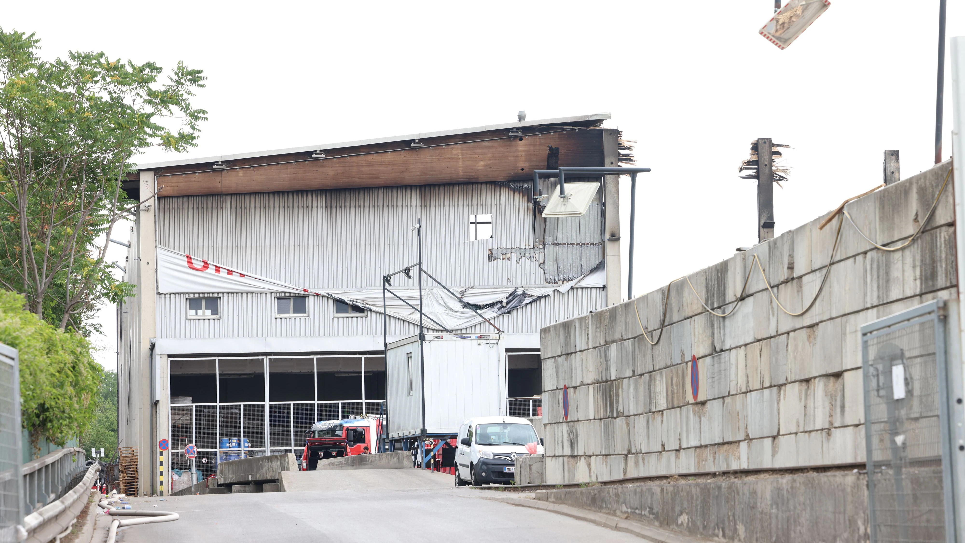 Die abgebrannte Halle neben der Tangente in Wien-Donaustadt wird abgerissen. 