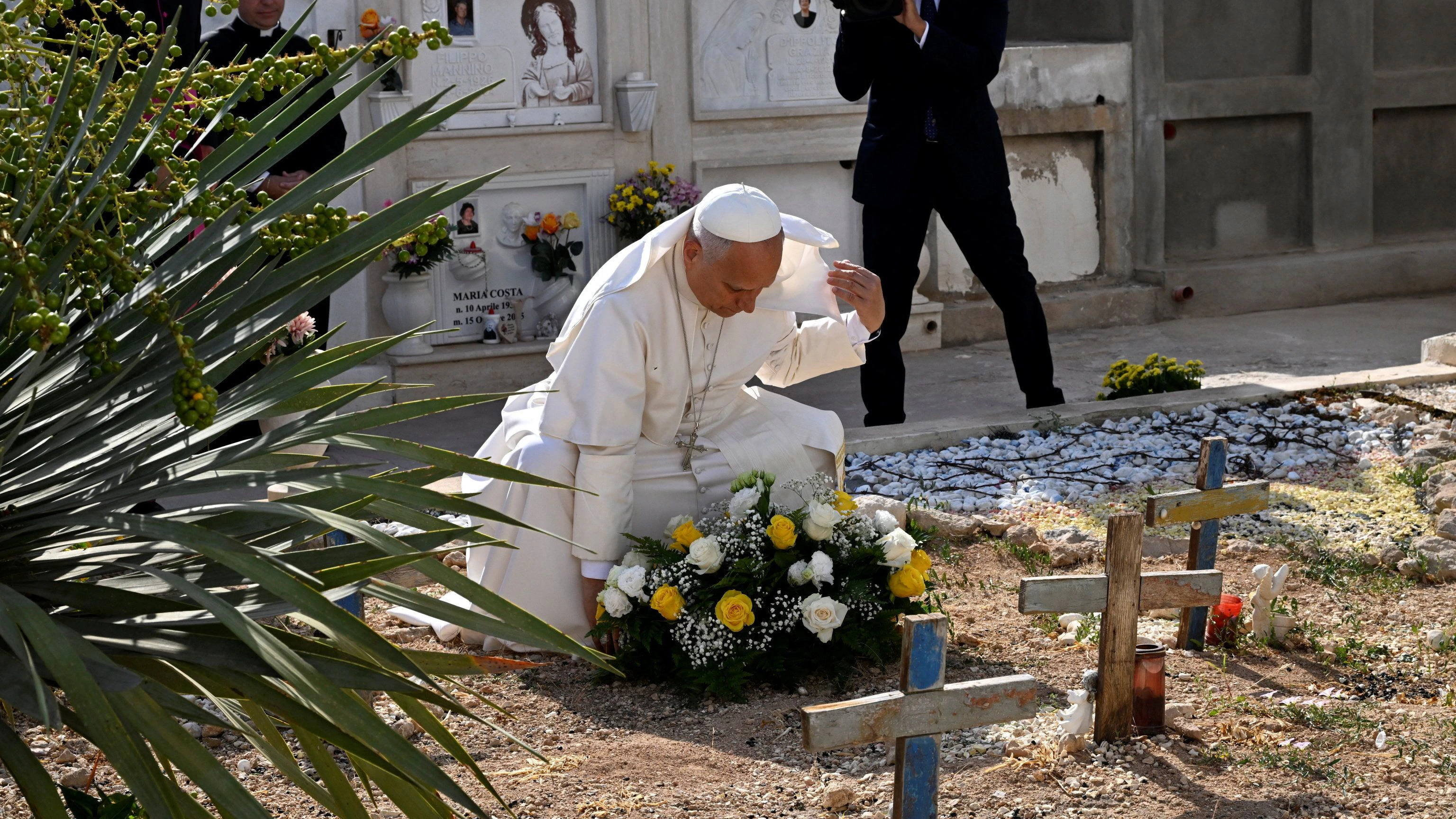Papst Leo an Gräbern von unbekannten Flüchtlingen, die im Mittelmeer ertrunken sind.