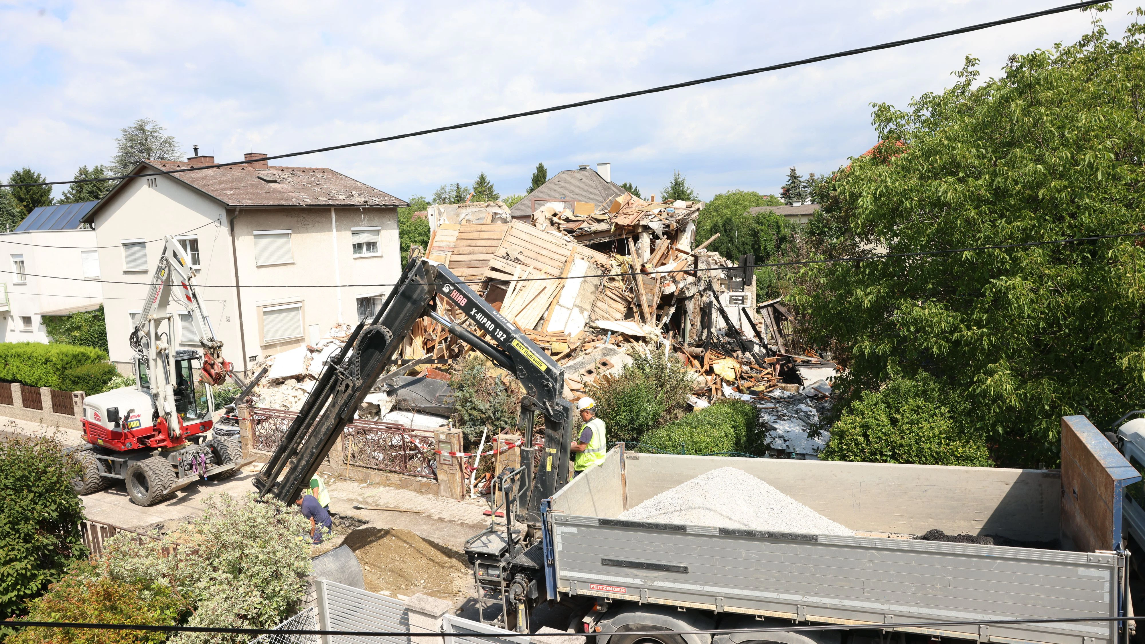 Heute.at - Wiener sprengt Haus, überlebt Explosion im Keller