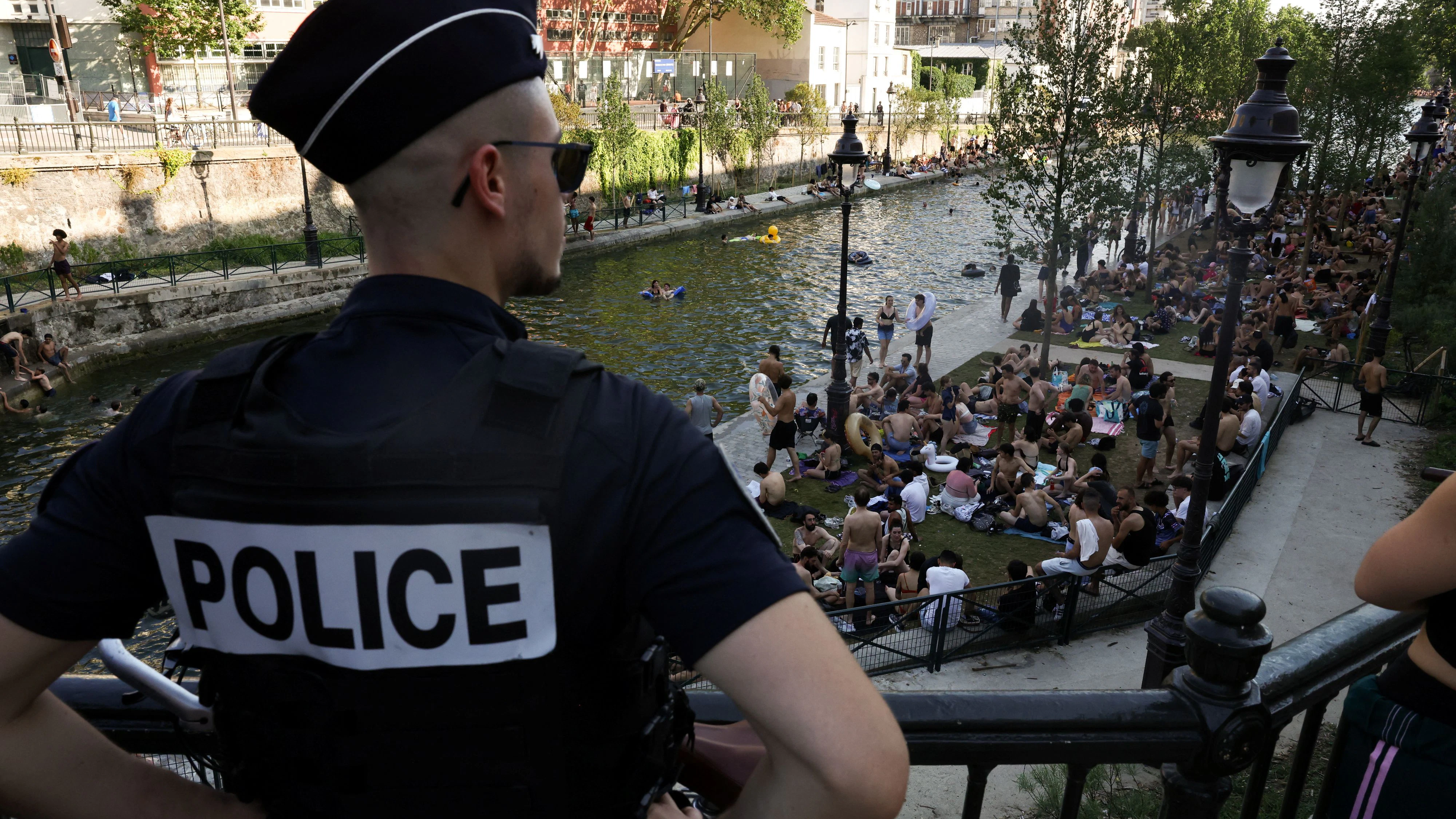 Der Kanal Saint-Martin im Osten von Paris ist im Sommer besonders bei Einheimischen und Gästen beliebt.