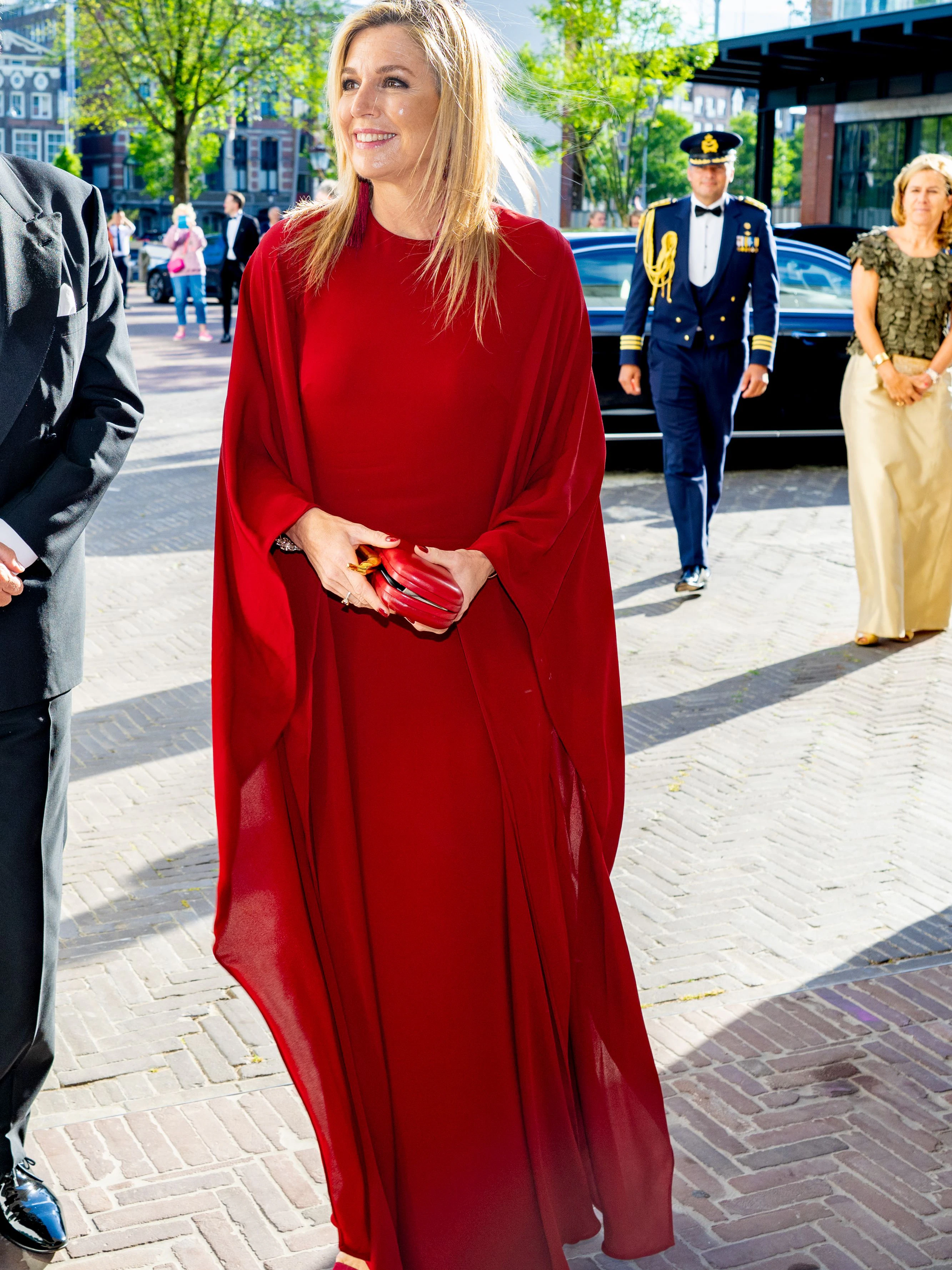 Máxima kombinierte zu dem auffälligen Kleid, dessen Silhouette an den Ballettklassiker "Der Feuervogel" erinnert, Ohrringe von H&amp;M.