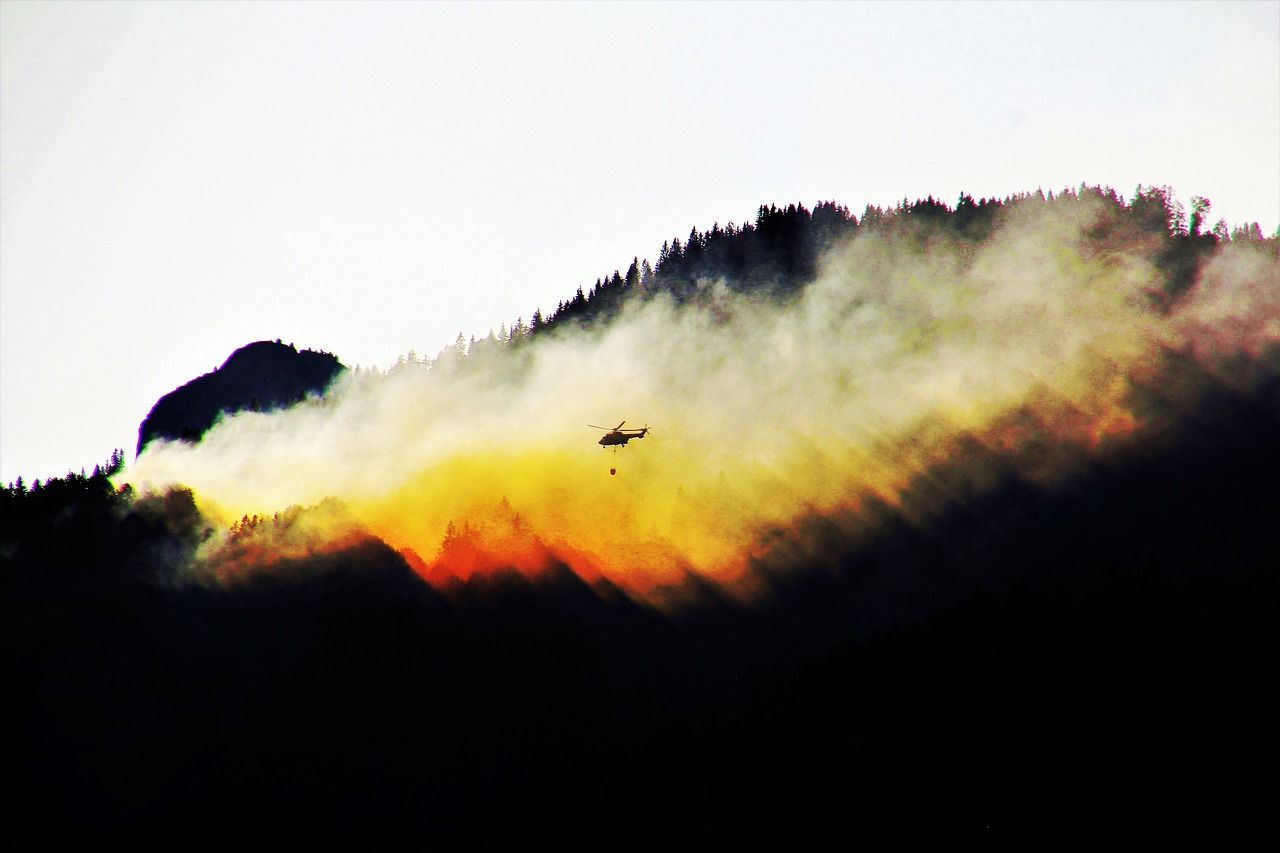 Waldbrände: Hubschrauber kämpfen gegen Flammen