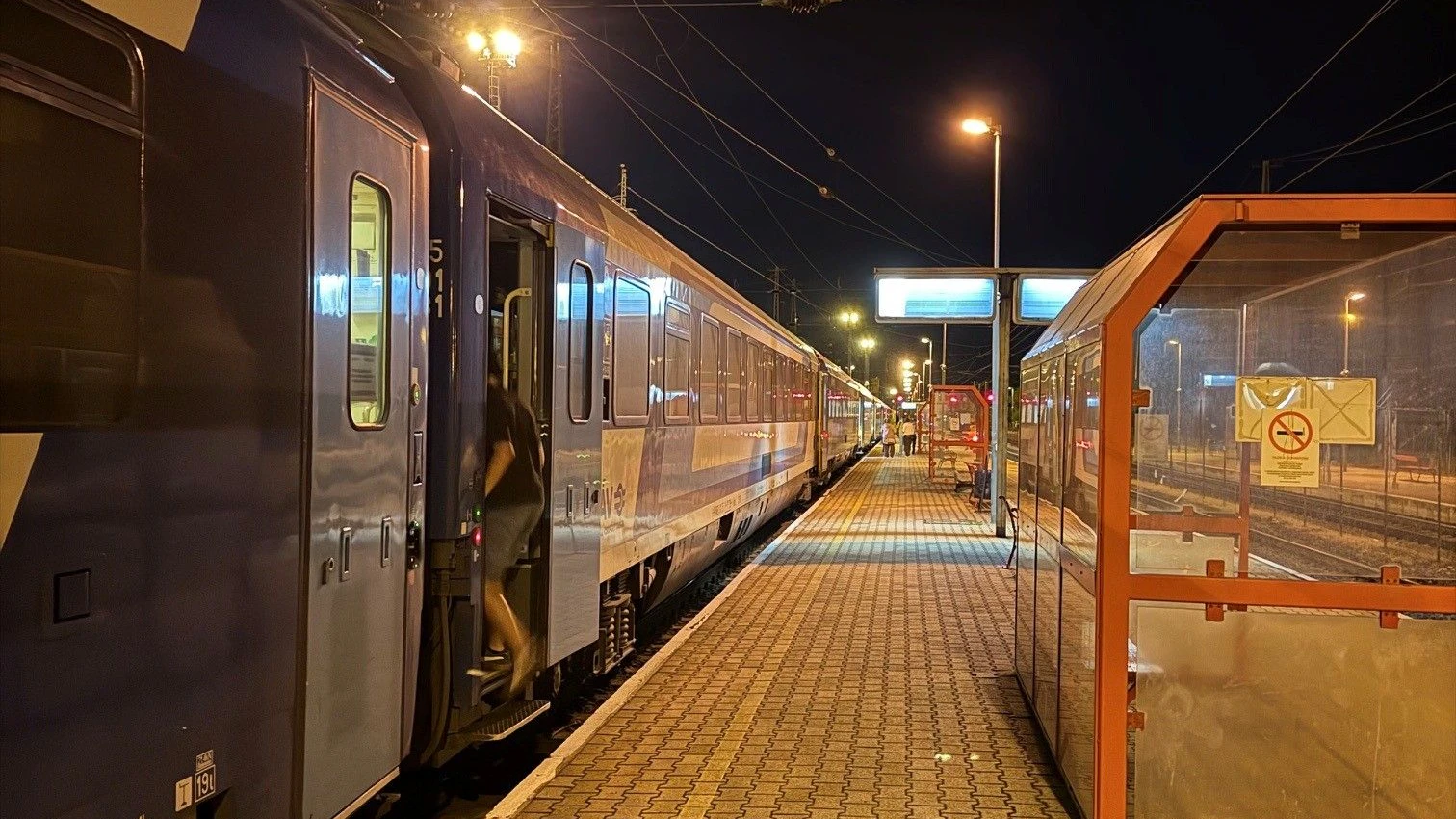 Am Bahnhof Hegyeshalom musste der Zug halten, fuhr nicht mehr weiter nach Wien.