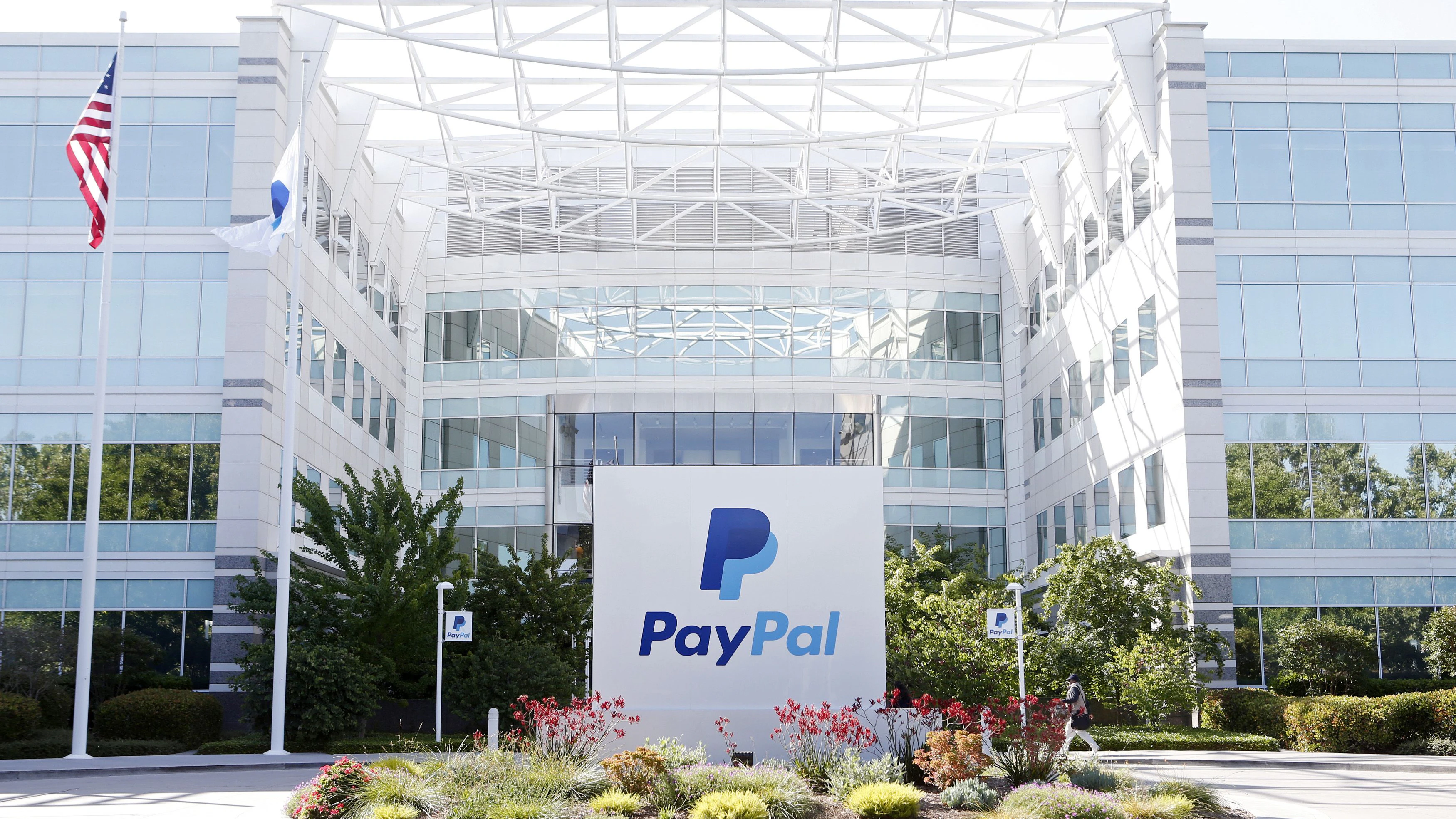 PayPal betont auf seiner Unternehmensseite, dass echte Nachrichten immer den Vor- und Nachnamen oder den Firmennamen in der Anrede enthalten. 