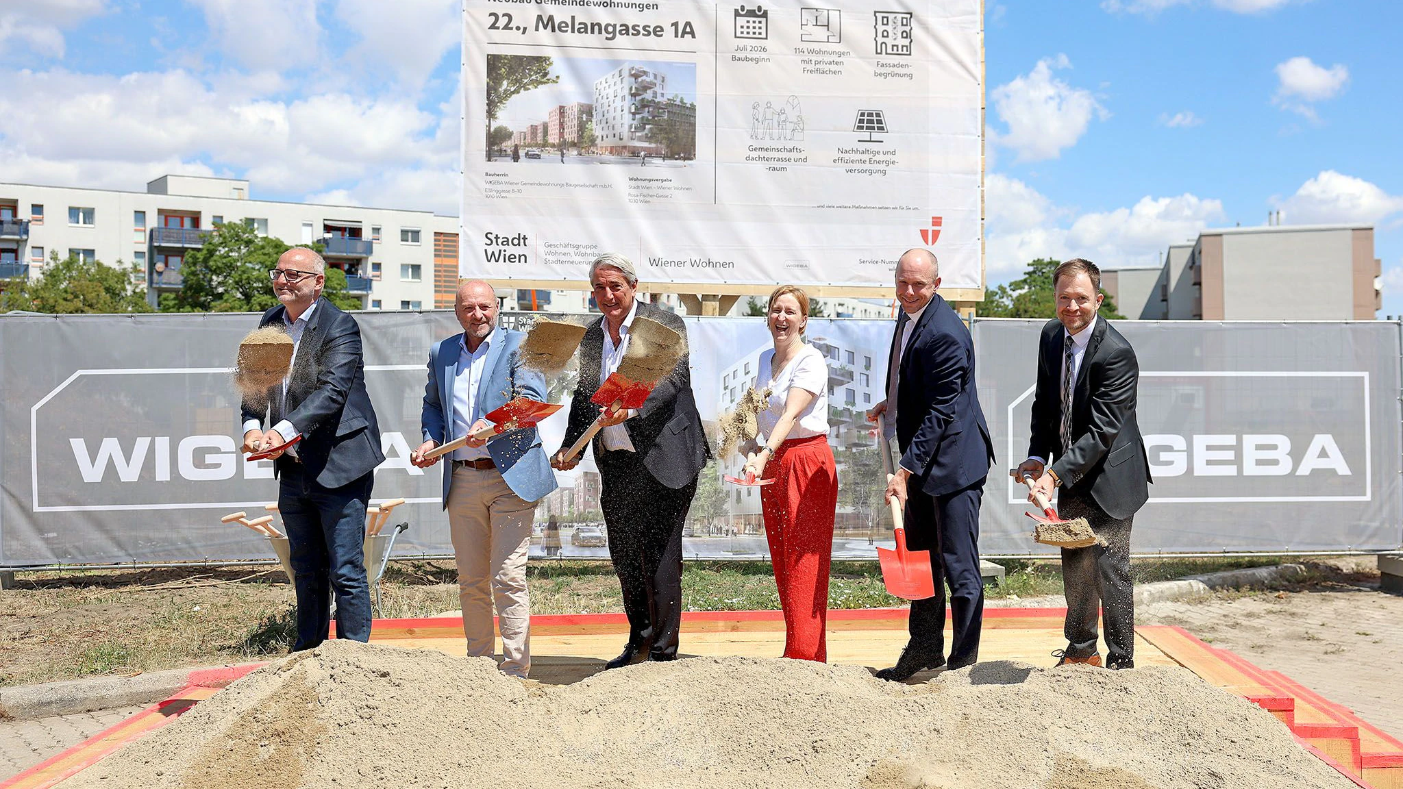 Spatenstich zum Neubau der Gemeindewohnungen in der Melangasse 1A, mit Stadträtin Elke Hanel-Torsch und Bezirksvorsteher Ernst Nevrivy.