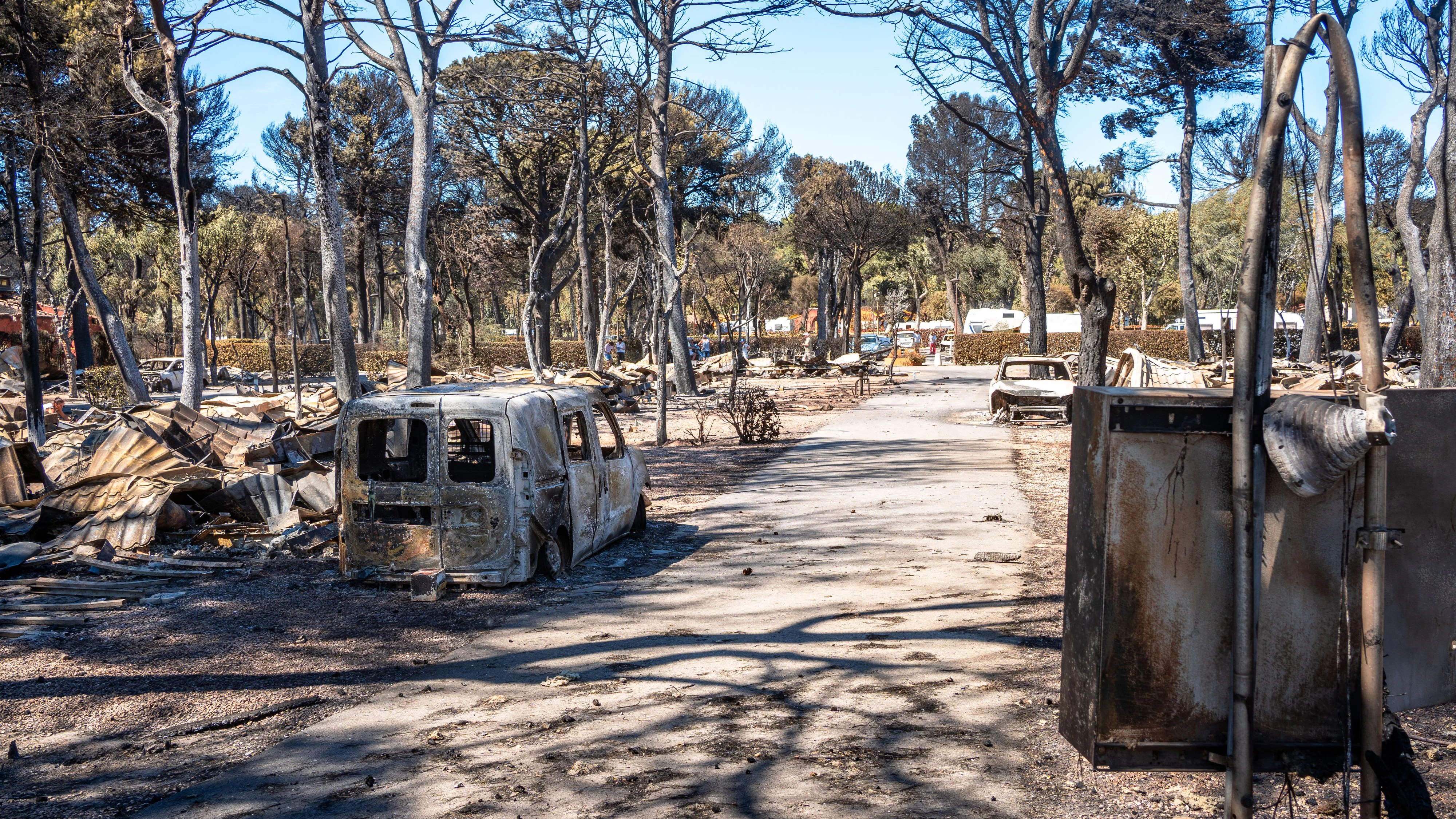 ACT  -- A Canet-en-Roussillon, dans les Pyrenees-Orientales, le 3 juillet 2026, au lendemain du violent incendie de vegetation qui s'est declare entre Canet-en-Roussillon et Sainte-Marie-la-Mer, le feu de vegetation qui concernait les campings est desormais fixe, tandis que celui qui touchait le pole nautique industriel de Canet-en-Roussillon est circonscrit. Les secours restent mobilises afin de traiter les derniers points chauds et de securiser la zone. Dans l'apres-midi, les residents et vacanciers des campings La Marina et Le Brasilia sont autorises a acceder de nouveau aux etablissements afin de recuperer leurs effets personnels apres les evacuations preventives de la veille et de constater les degats provoques par l'incendie. In Canet-en-Roussillon, in the Pyrenees-Orientales department, on July 3, 2026, one day after the major vegetation wildfire that broke out between Canet-en-Roussillon and Sainte-Marie-la-Mer, the vegetation fire affecting the campsites has been brought under control, while the fire that threatened the Canet-en-Roussillon industrial nautical hub has been contained. Emergency services remain on site to extinguish remaining hotspots and secure the area. During the afternoon, residents and holidaymakers staying at La Marina and Le Brasilia campsites were allowed to return to the sites to collect their personal belongings following the precautionary evacuations carried out the previous day and assess the damage caused by the wildfire.//CARRASCOTRISTANA_T5105/Credit:TRISTANA CARRASCO/SIPA/2607032003