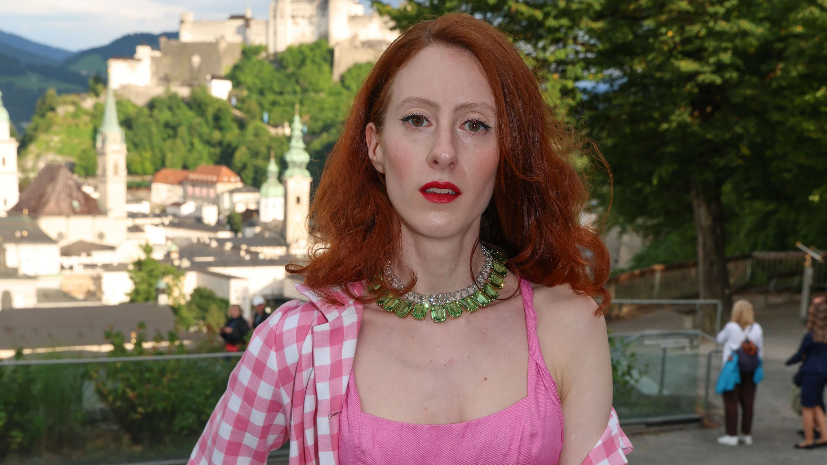 Die neue Buhlschaft Roxane Duran hat Jedermann noch nie gesehen.