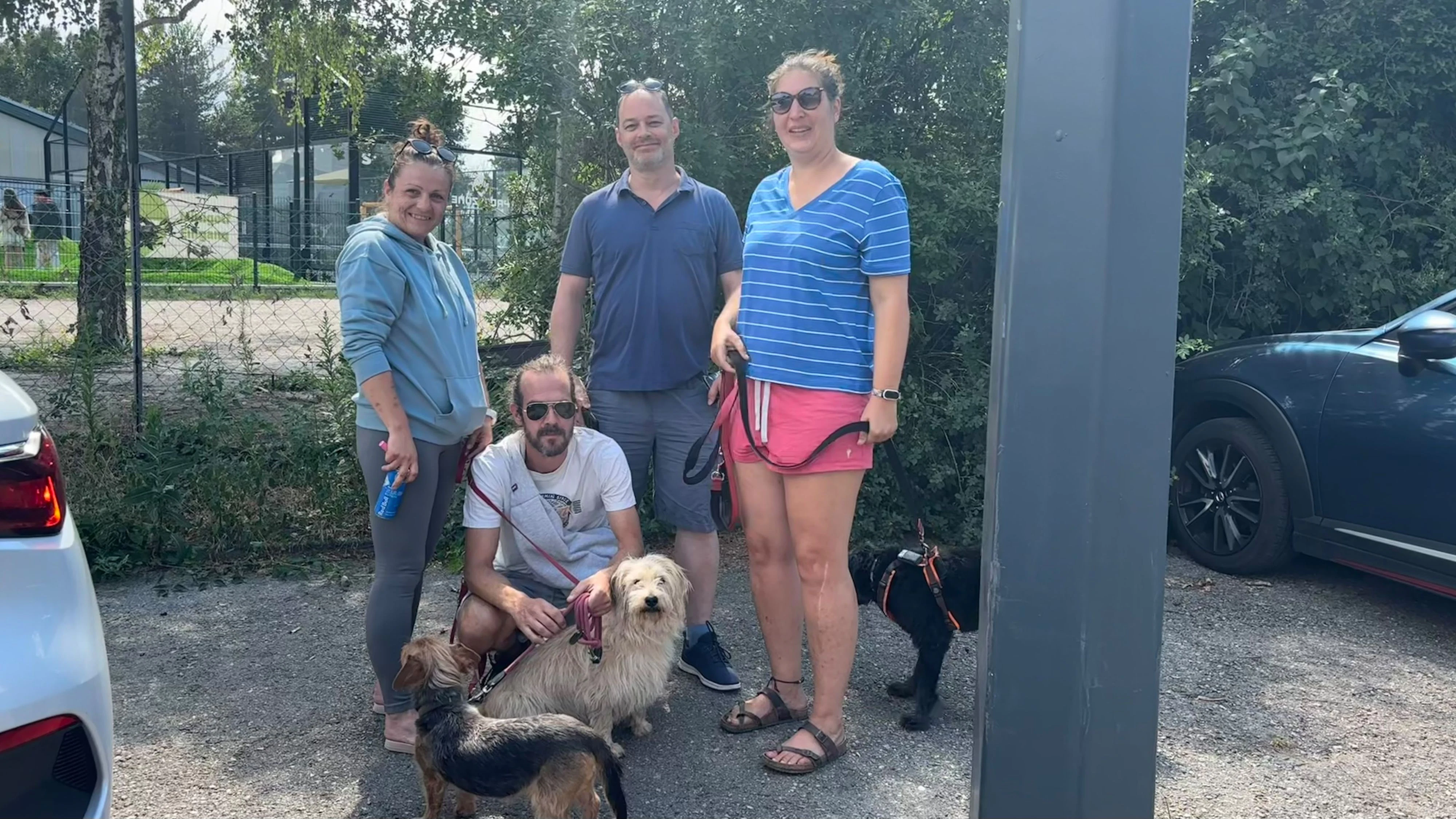 Steffi (38), Martin (46), Markus (51) und Manuela (43) mit den Vierbeinern Bruno, Lotti und Horsti (v.l.n.r.) wohnen ganz in der Nähe, bekamen die Explosion mit.