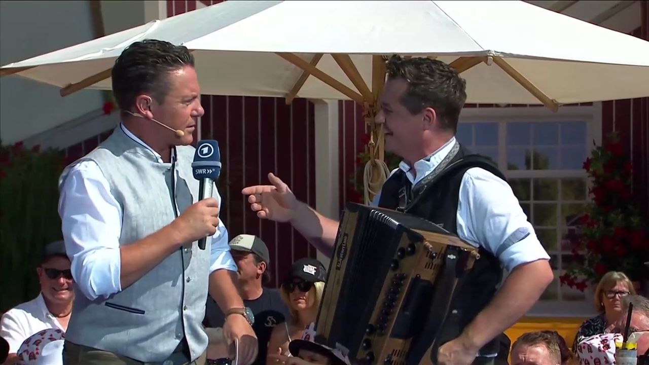 Heute.at - Sagt man nicht: Mross weist Künstler live zurecht