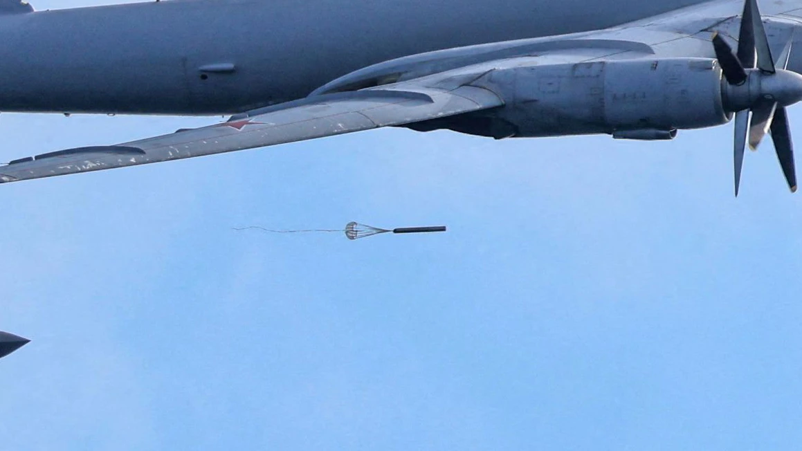 Das britische Verteidigungsministerium veröffentlichte Aufnahmen des Einsatzes. Die von der Tupolev-142 mit einem Fallschirm abgeworfene Horchboje ist in der Vergrößerung eines der Bilder deutlich zu erkennen.