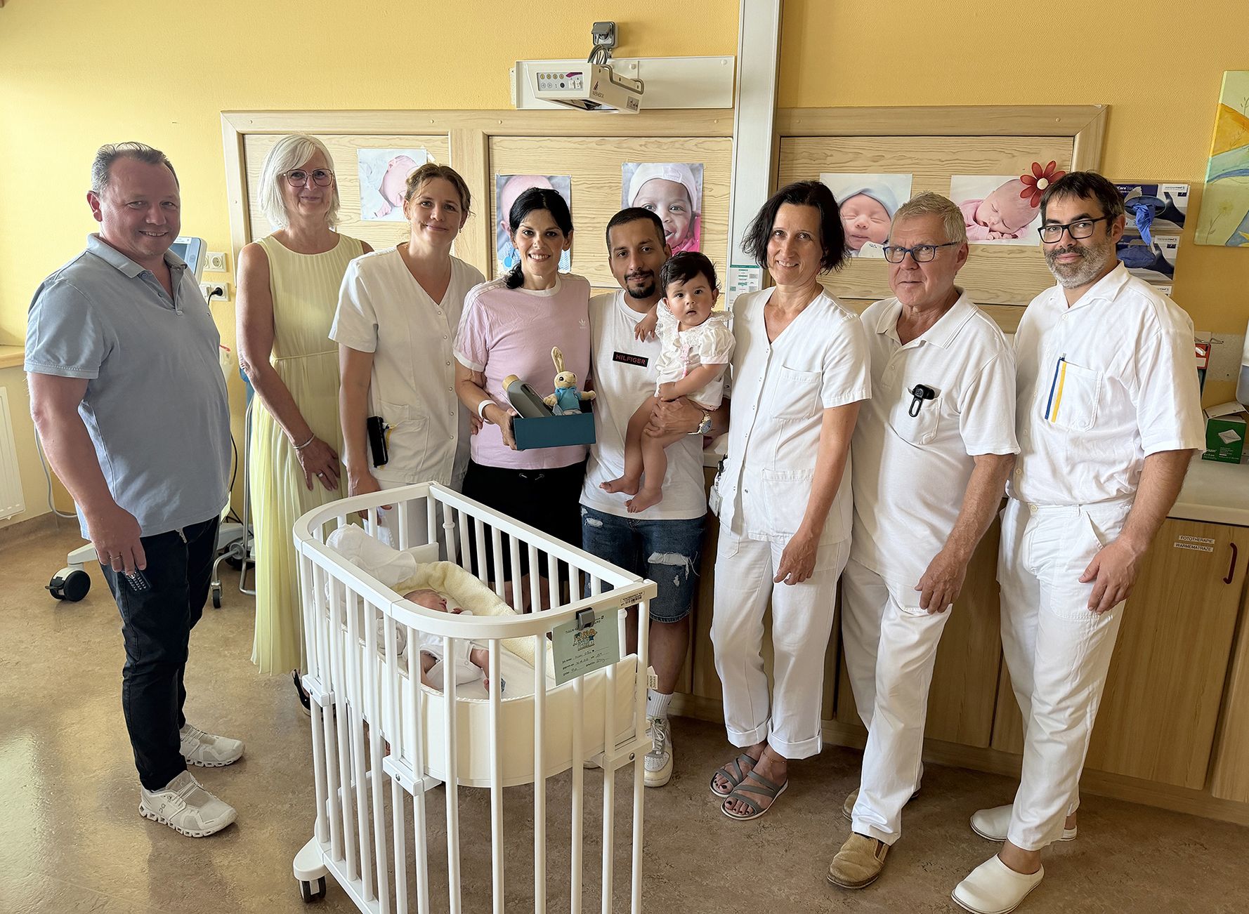 v.l.n.r.: Bereichsleiter Pflege DGKP Mario Höfer, Pflegedirektorin DGKP Cornelia Palmetzhofer, MSc, stellv. leitende Hebamme Isabella Vykoukal, die stolzen Eltern mit Elias‘ Schwester, Stationsleitung DGKP Gabriele Bichler, Abteilungsleiter Prim. Clin. Ass. Prof. Dr. Christian Obruca und Ärztlicher Direktor Dr. Herbert Huscsava.