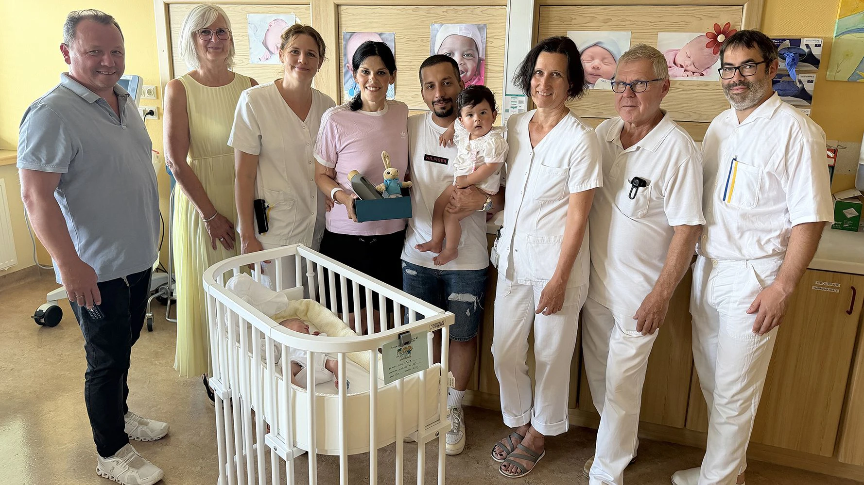 v.l.n.r.: Bereichsleiter Pflege DGKP Mario Höfer, Pflegedirektorin DGKP Cornelia Palmetzhofer, MSc, stellv. leitende Hebamme Isabella Vykoukal, die stolzen Eltern mit Elias‘ Schwester, Stationsleitung DGKP Gabriele Bichler, Abteilungsleiter Prim. Clin. Ass. Prof. Dr. Christian Obruca und Ärztlicher Direktor Dr. Herbert Huscsava.