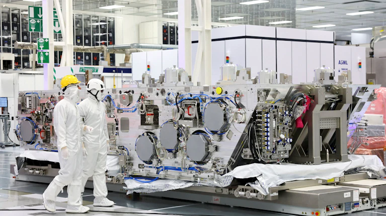 Man braucht die Maschine, um KI-Chips zu produzieren, eine einzige Firma baut sie und nur wenige Länder dürfen sie überhaupt kaufen. Doch nun haben die USA einen üblen Verdacht: Konnte sich China trotz Sperre eine der begehrten Maschinen beschaffen? Die Fakten.