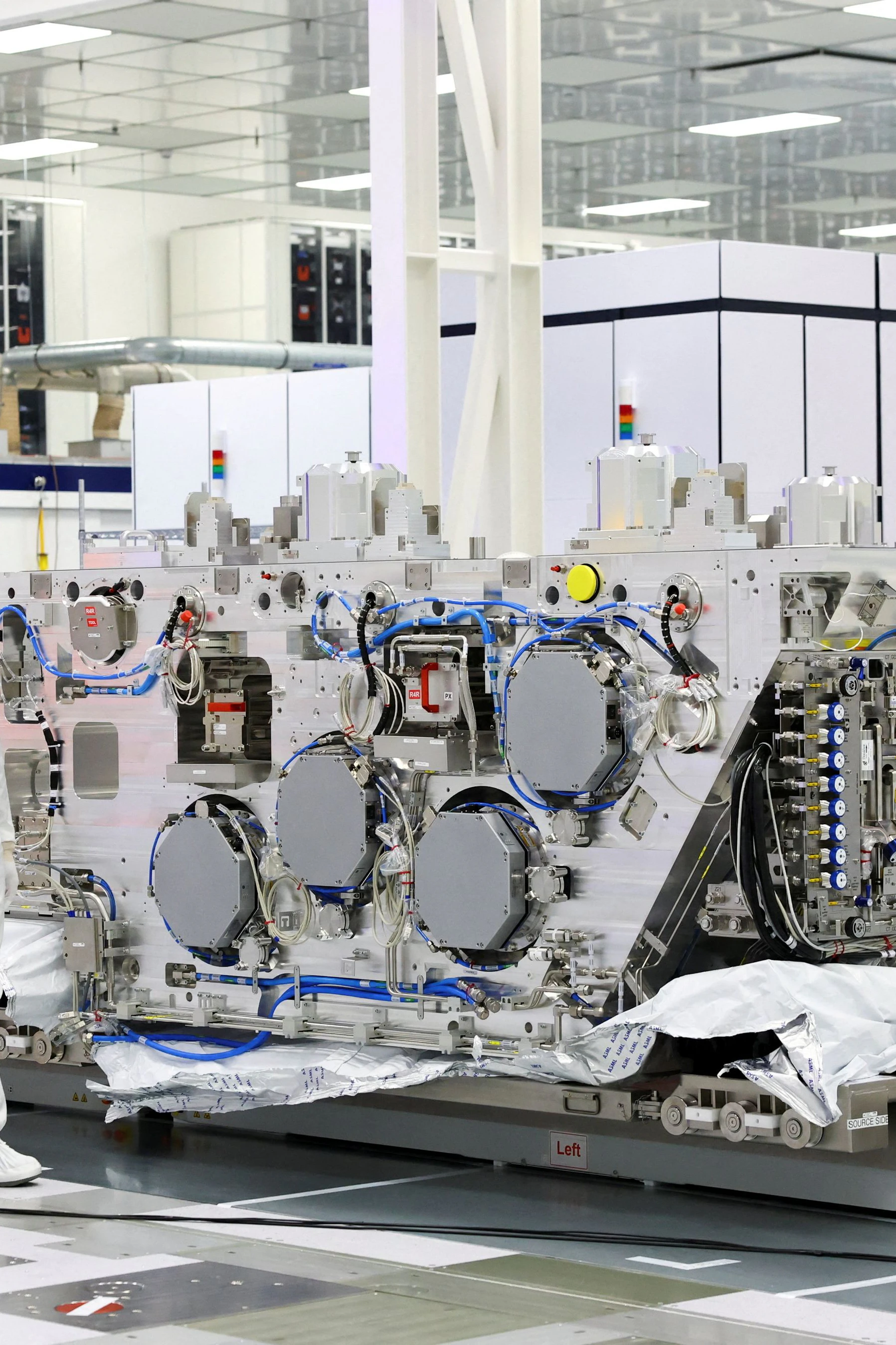 Ingenieure mit einem Modul einer 350 Millionen Euro teuren High NA EUV-Maschine für die Produktion von Halbleitern für KI-Chips