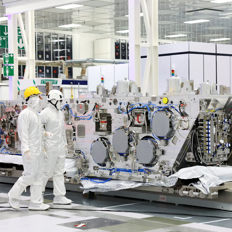 Man braucht die Maschine, um KI-Chips zu produzieren, eine einzige Firma baut sie und nur wenige Länder dürfen sie überhaupt kaufen. Doch nun haben die USA einen üblen Verdacht: Konnte sich China trotz Sperre eine der begehrten Maschinen beschaffen? Die Fakten.