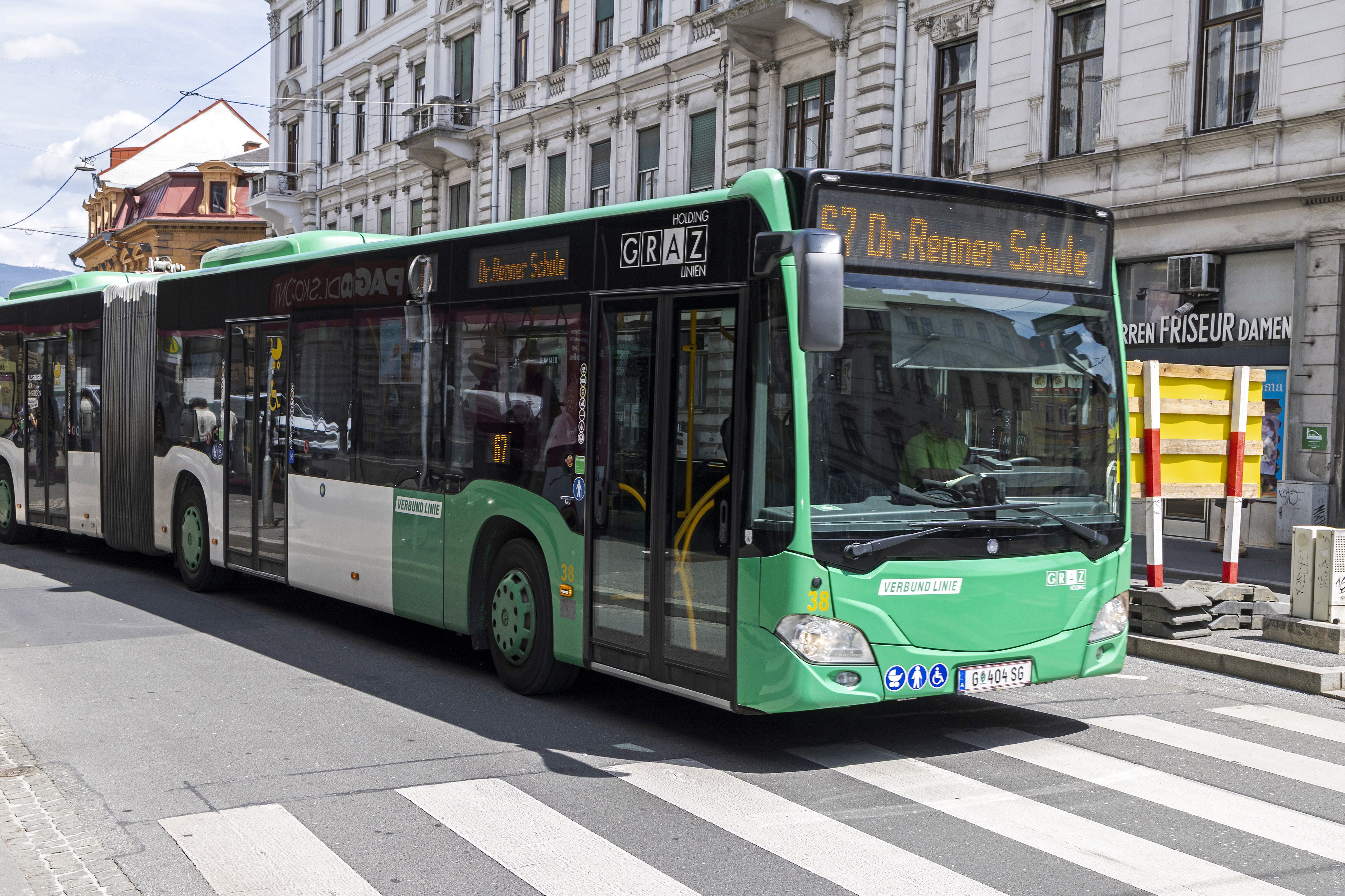 Die Polizei stoppte den Linienbus und führte Fahrgast ab.