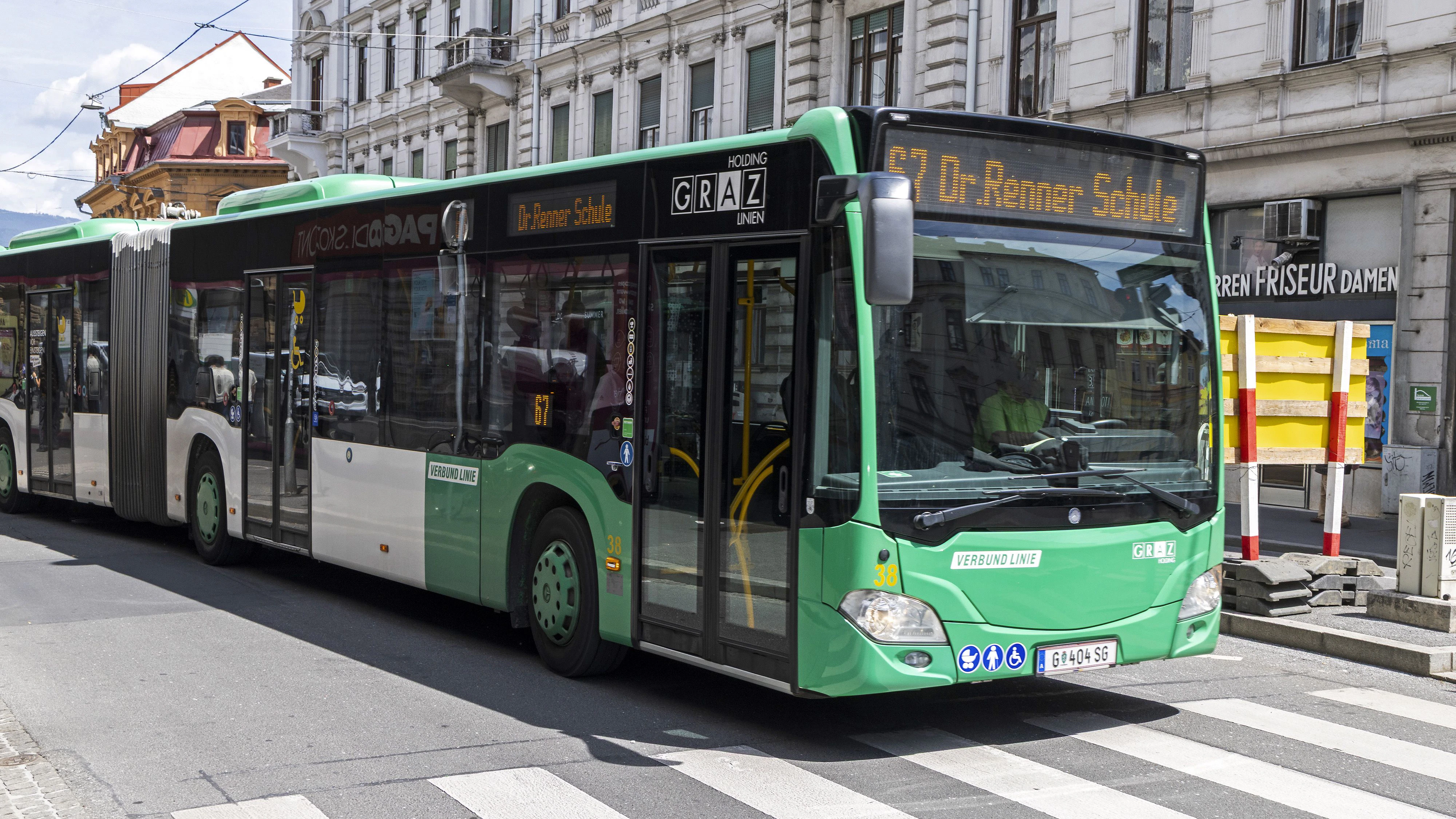 Die Polizei stoppte den Linienbus und führte Fahrgast ab.