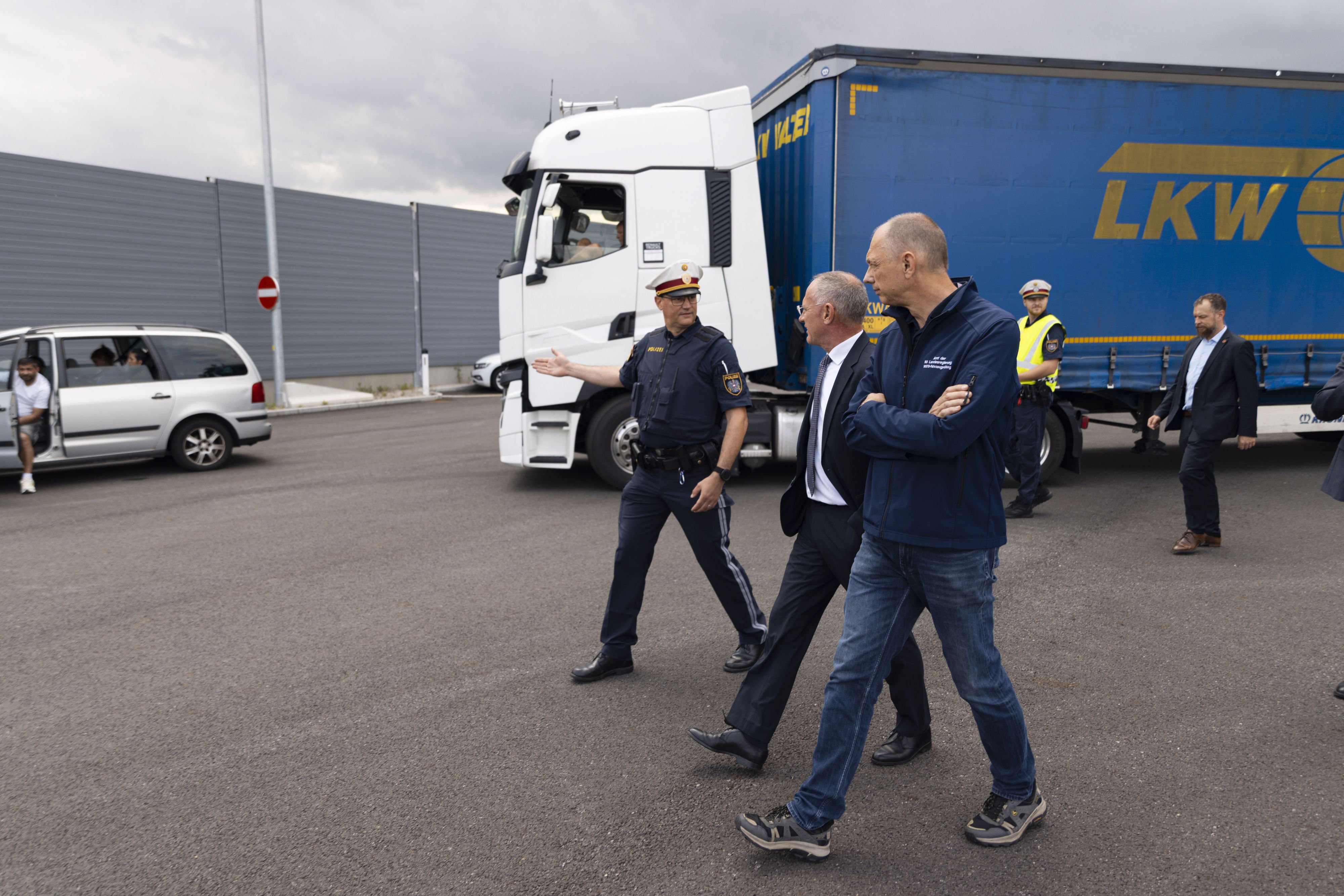 Innenminister Gerhard Karner bei einem Lokalaugenschein am Verkehrskontrollpunkt Wolfsbach.
