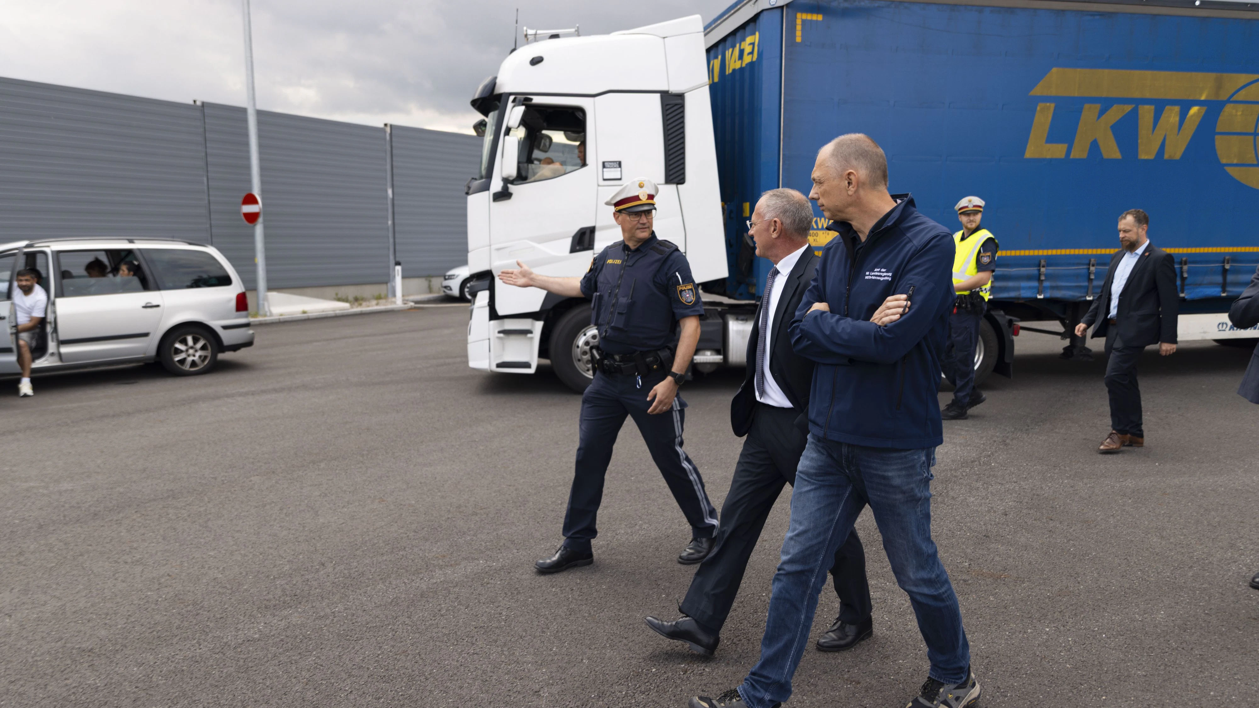 Innenminister Gerhard Karner bei einem Lokalaugenschein am Verkehrskontrollpunkt Wolfsbach.