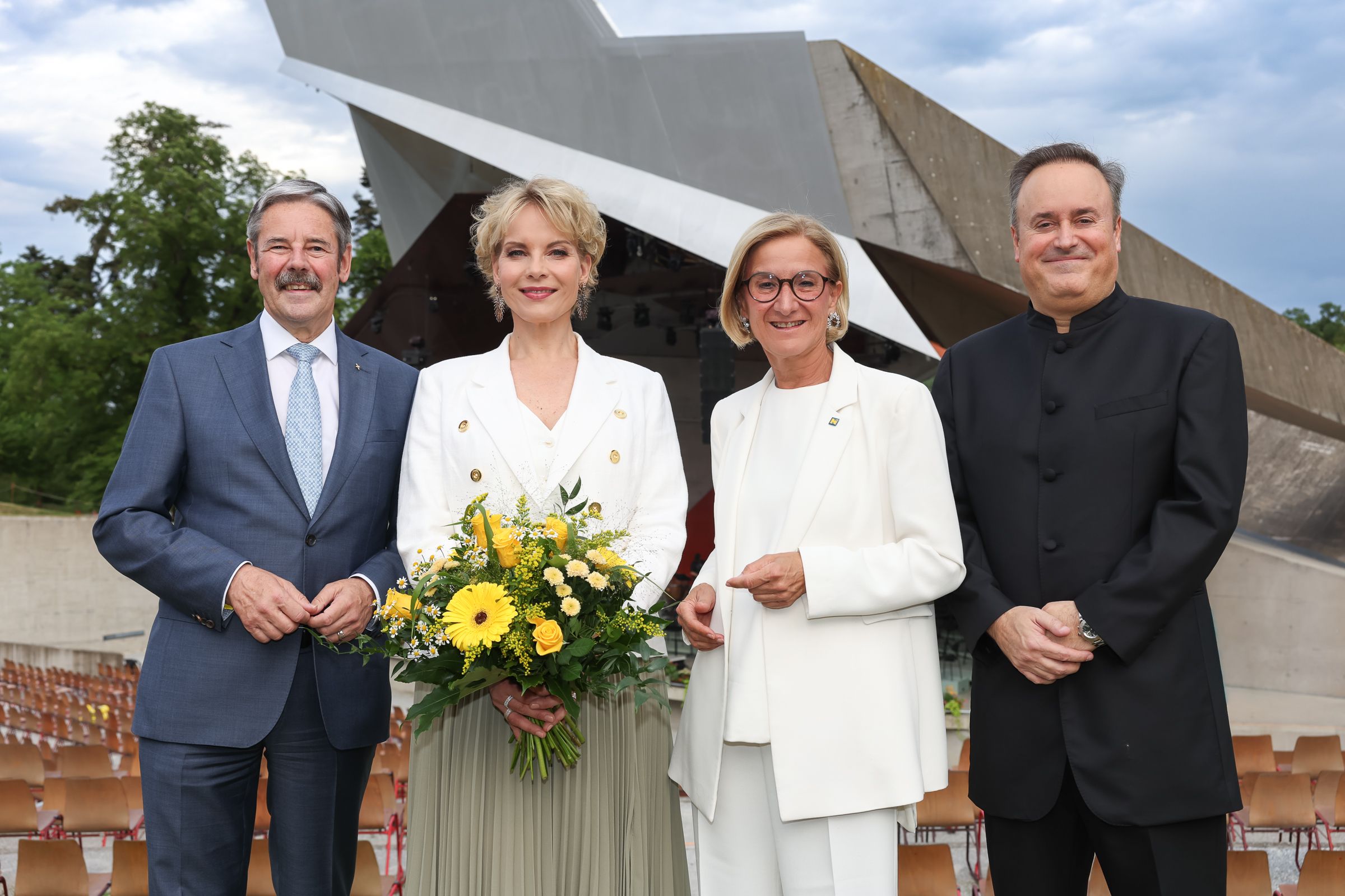 Erwin Hameseder, Elīna Garanča, Johanna Mikl-Leitner und Dirigent Karl Mark Chichon