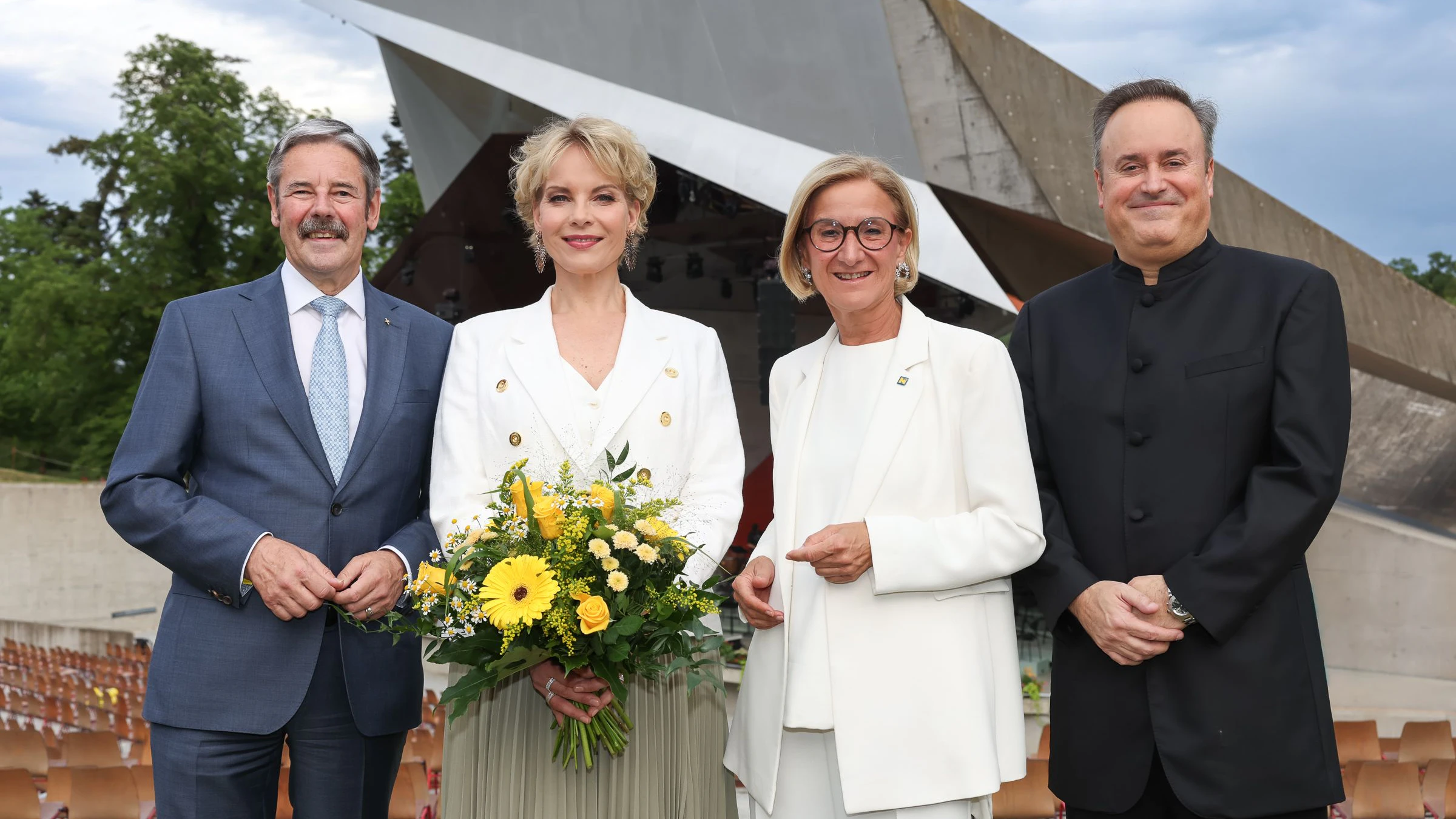 Erwin Hameseder, Elīna Garanča, Johanna Mikl-Leitner und Dirigent Karl Mark Chichon