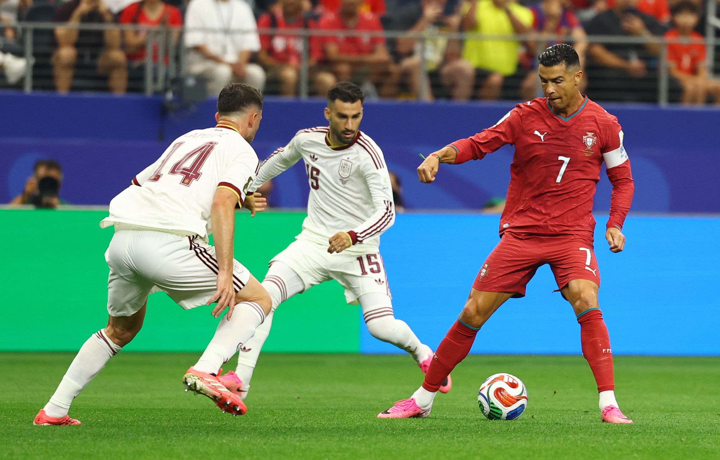 Ronaldo im Duell mit den Spaniern.