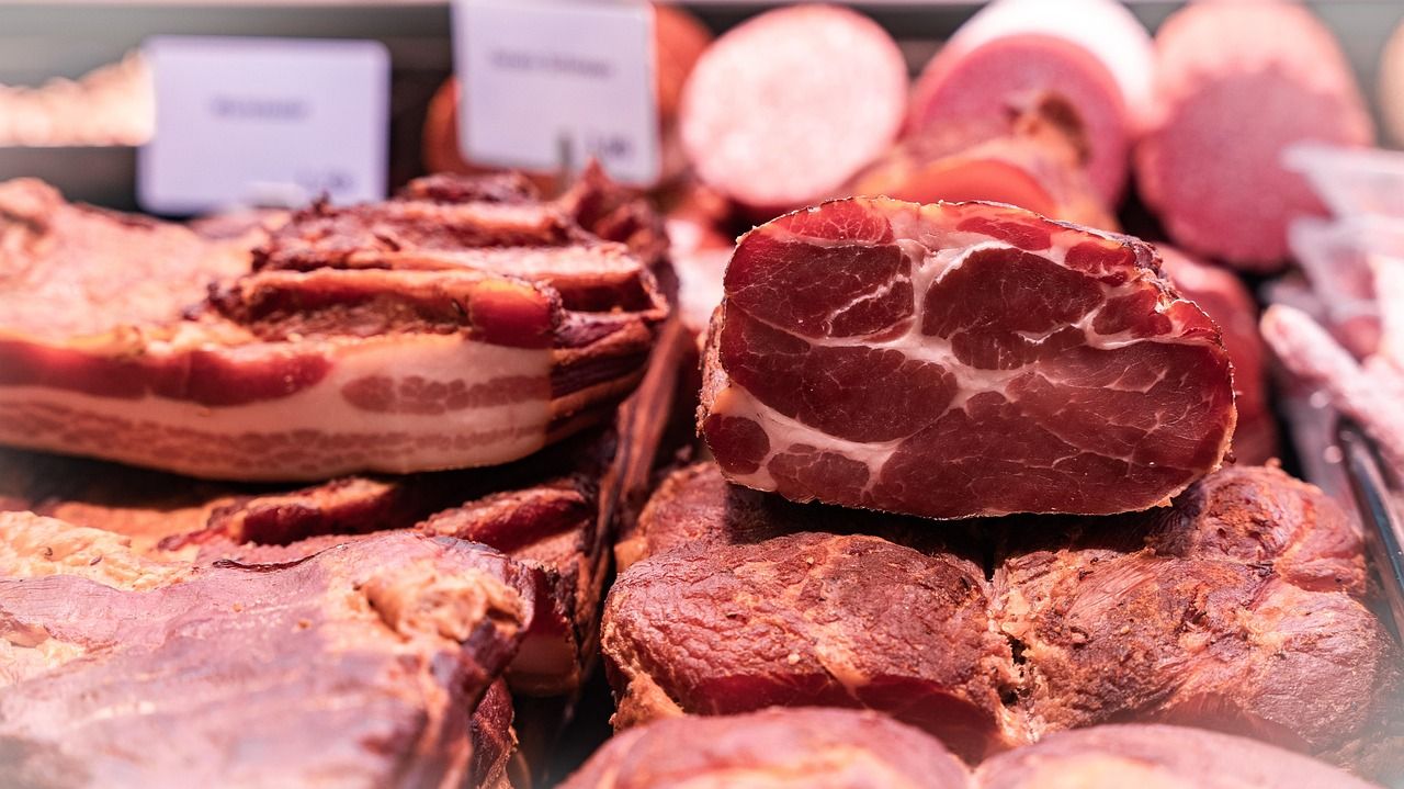 Frisches Fleisch an der Theke