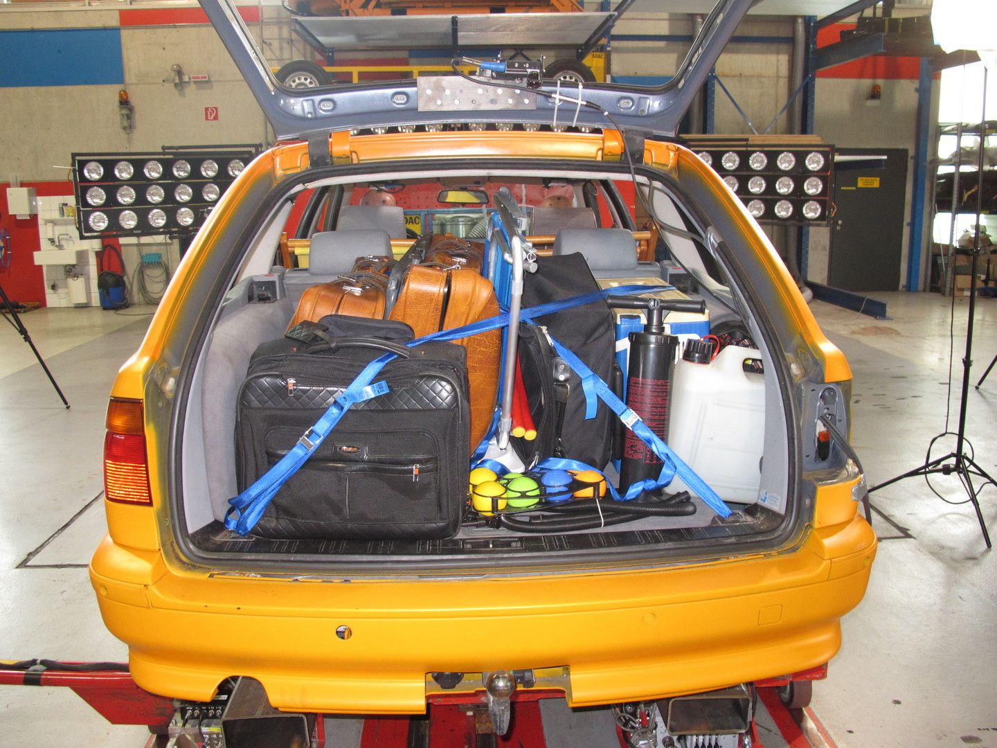Sichere Ladung des Urlaubsgepäcks im Auto.