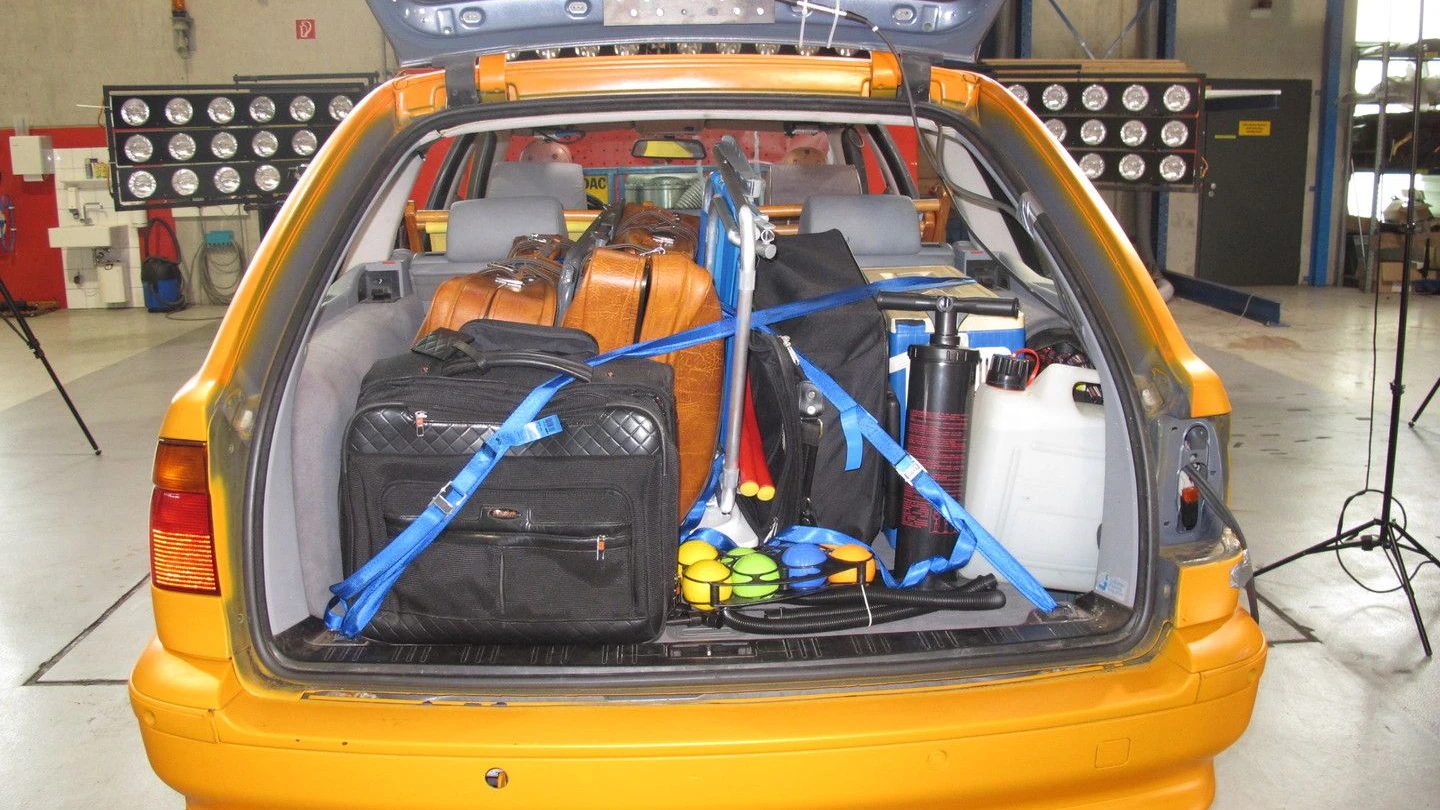 Sichere Ladung des Urlaubgepäcks im Auto.