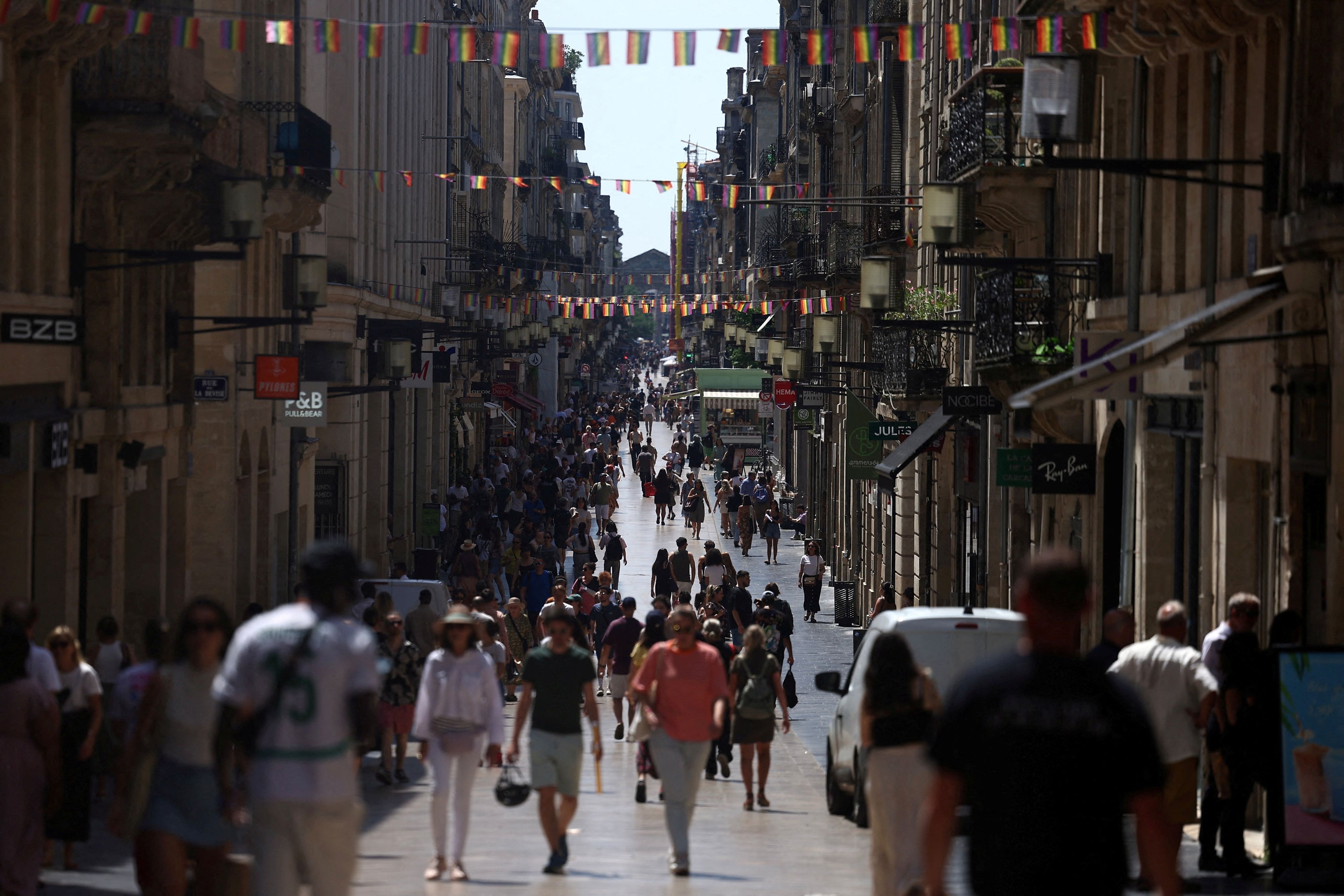 Menschen spazieren inmitten einer Hitzewelle in Bordeaux, Frankreich, die Rue Sainte-Catherine entlang. Aufgenommen Ende Mai 2026.