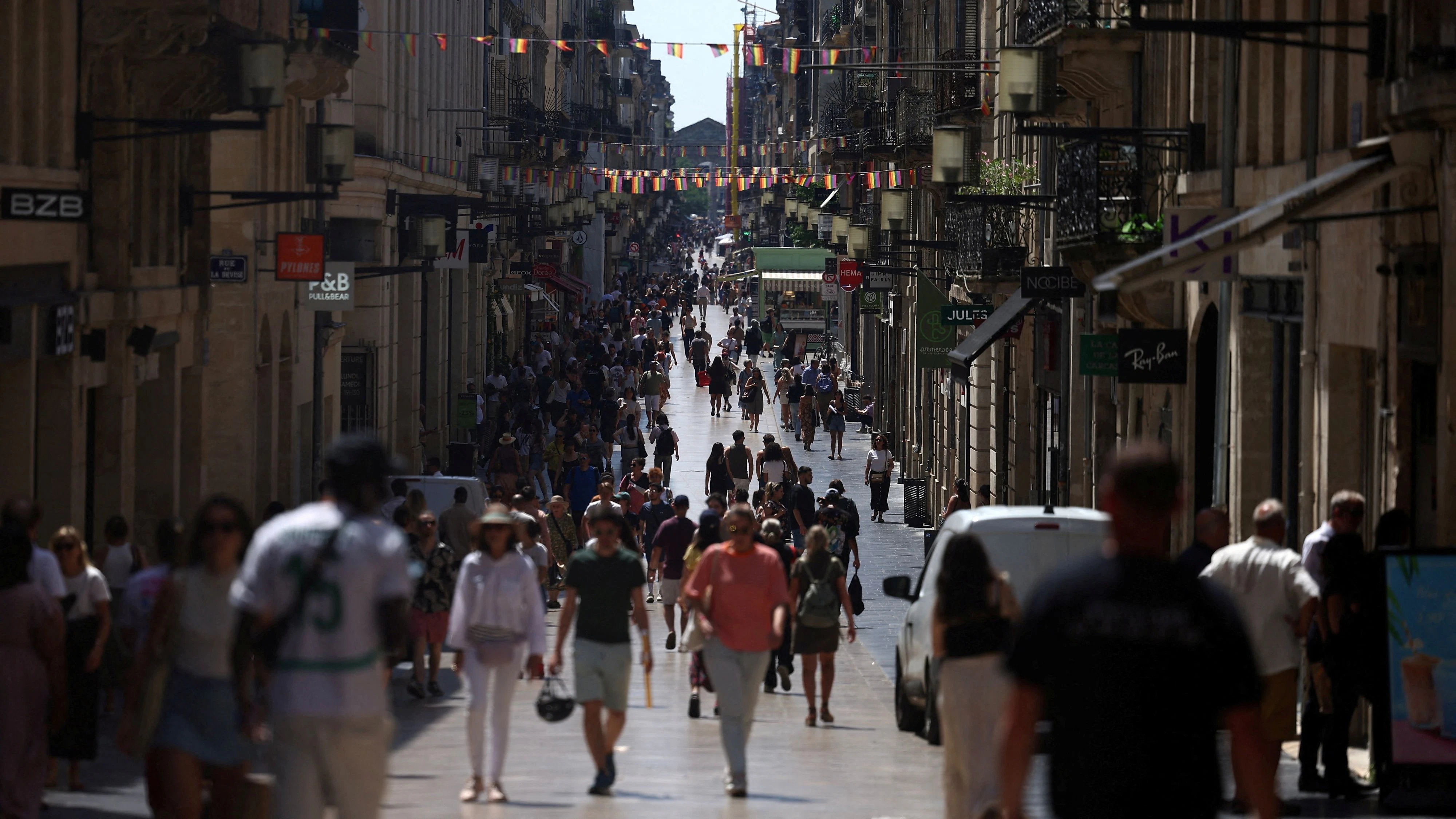 Menschen spazieren inmitten einer Hitzewelle in Bordeaux, Frankreich, die Rue Sainte-Catherine entlang. Aufgenommen Ende Mai 2026.