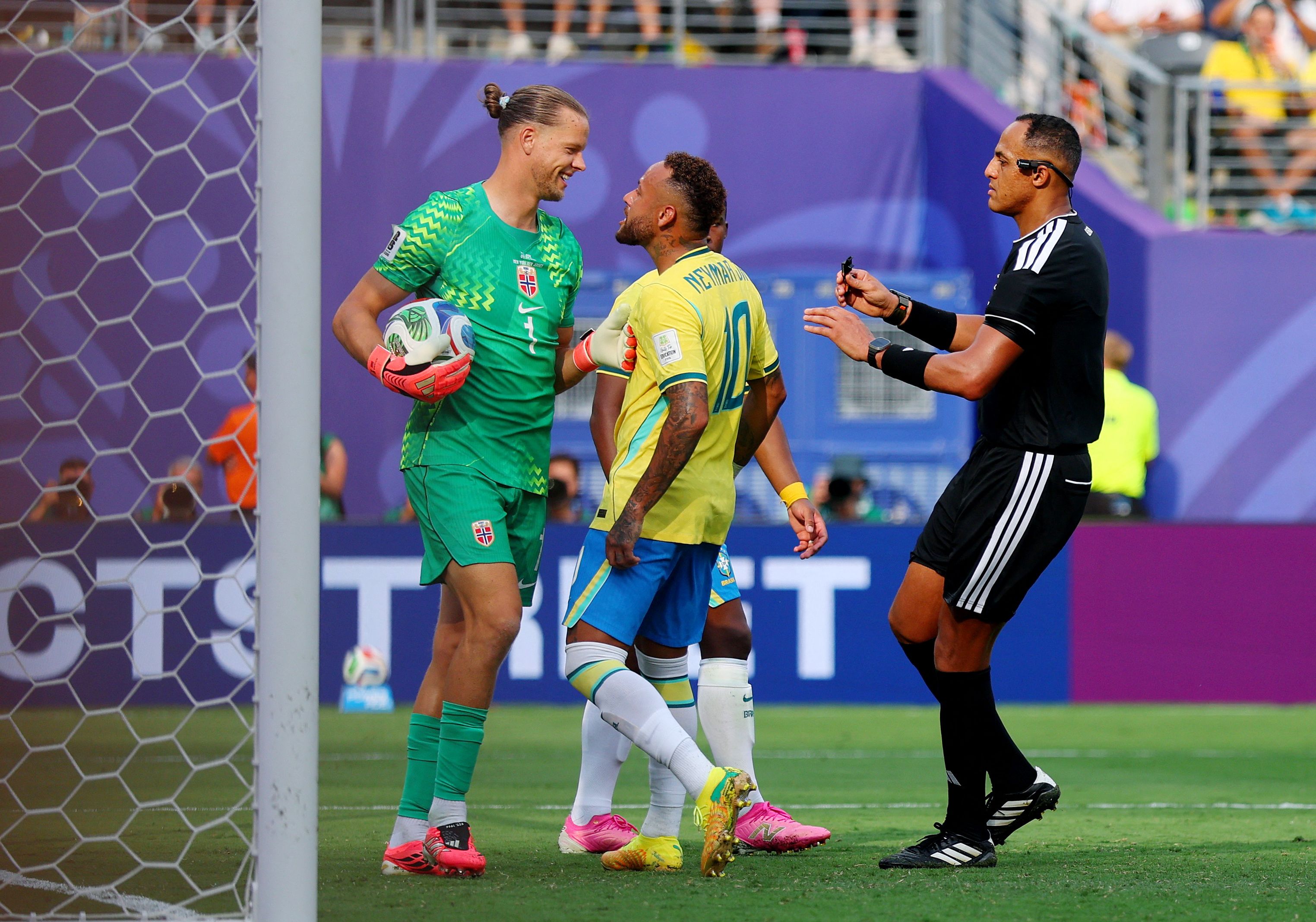 Neymar Junior und Norwegen-Goalie Orjan Nyland.