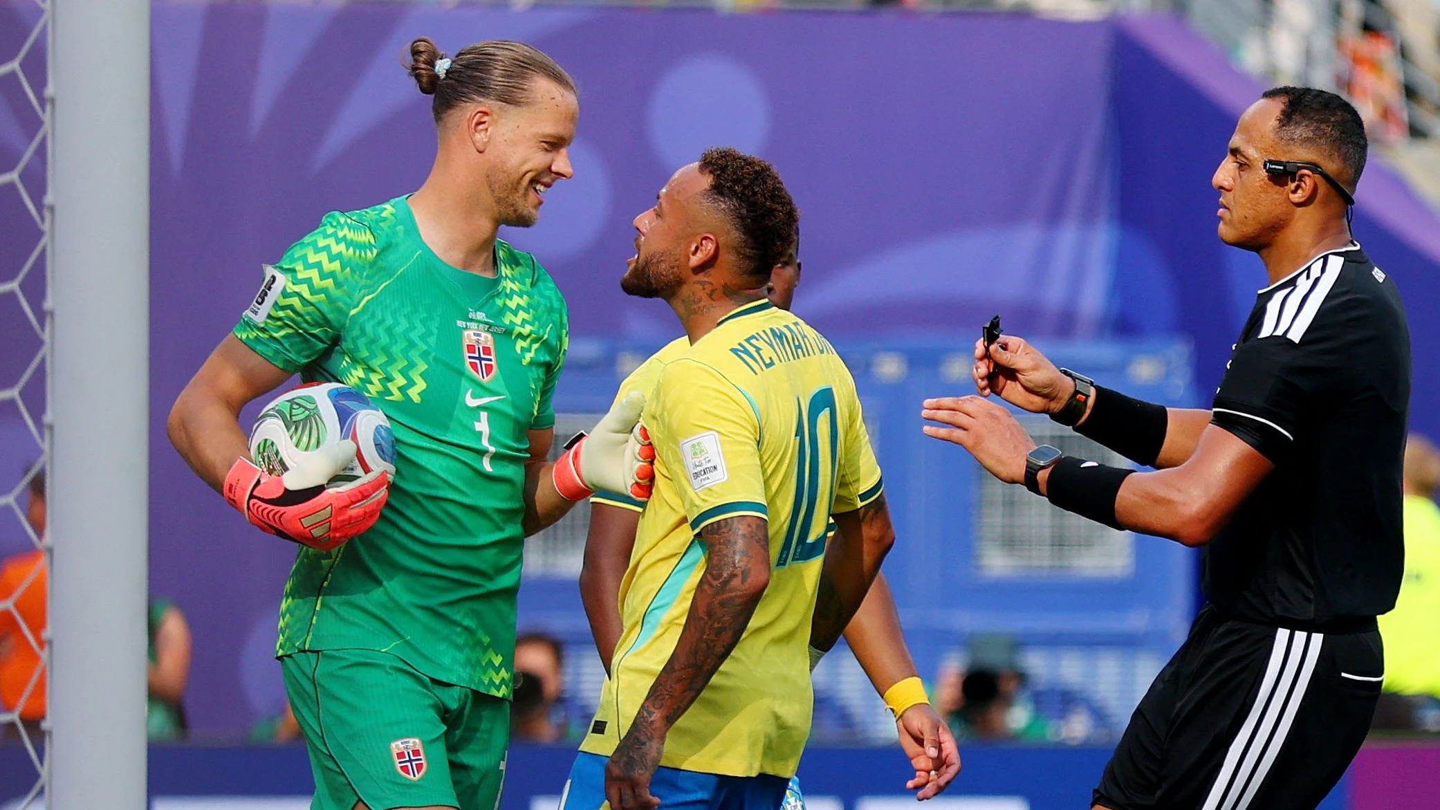 Neymar Junior und Norwegen-Goalie Orjan Nyland.