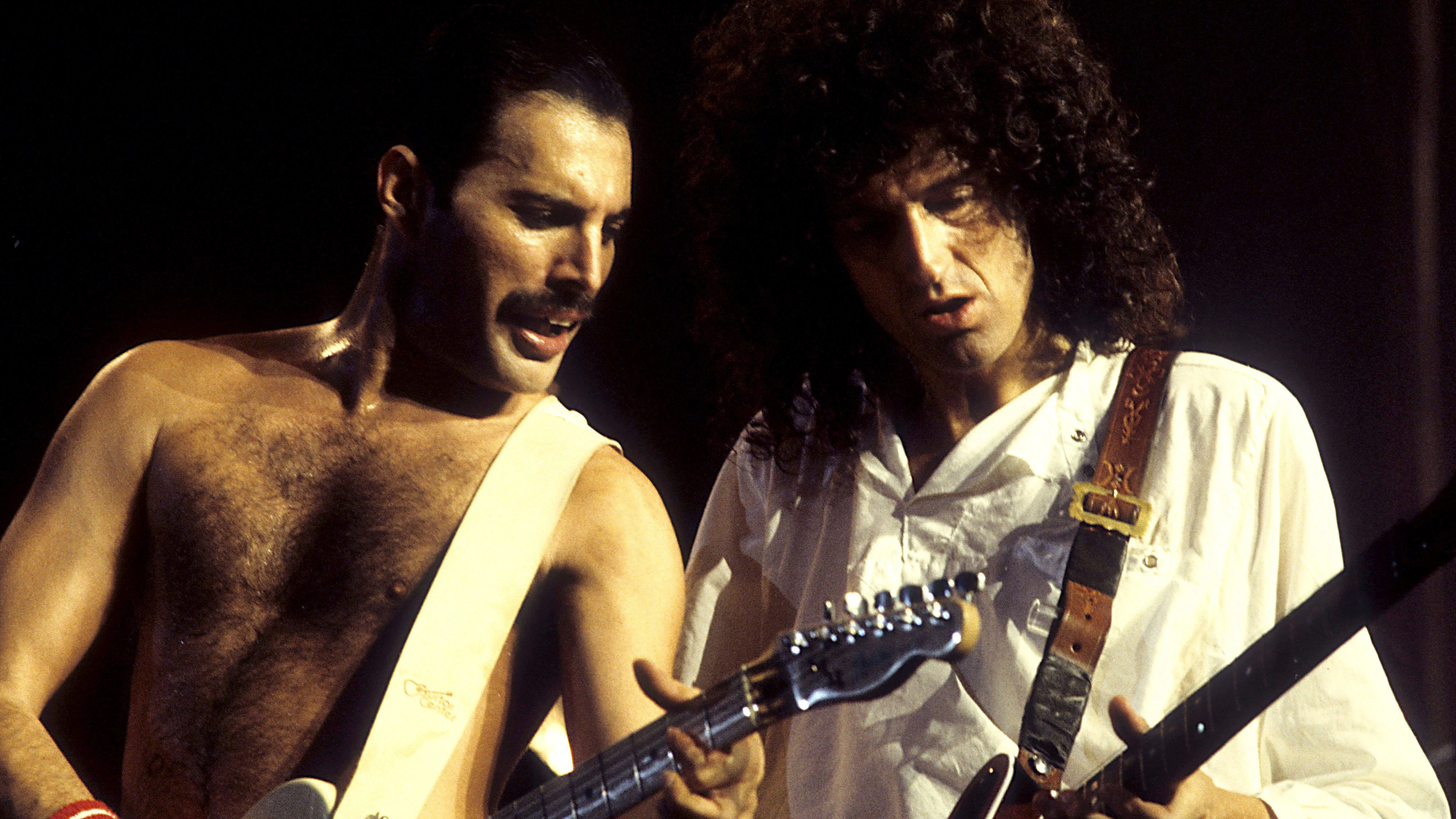IMAGO ICONS: Freddie Mercury Freddie Mercury und Brian May von Queen live bei einem Konzert der Works -Tour in der Wembley Arena. London, 07.09.1984 *** Freddie Mercury and Brian May of Queen live at a Works Tour concert at Wembley Arena London, 07 09 1984 Foto:xR.xKeuntjex/xFuturexImage