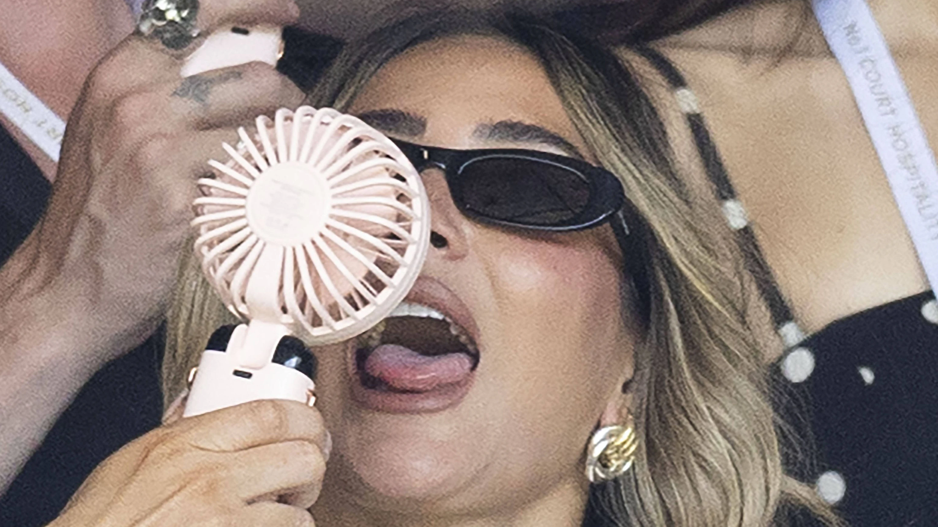 Bilder des Jahres 2025, Entertainment 06 Juni Entertainment Bilder des Tages . 30/06/2025. London, United Kingdom. Frankie Bridge is cooled off with a fan by a friend on the opening day of the Wimbledon Tennis Championships in London. PUBLICATIONxINxGERxSUIxAUTxHUNxONLY xStephenxLockx/xi-Imagesx IIM-26060-0076