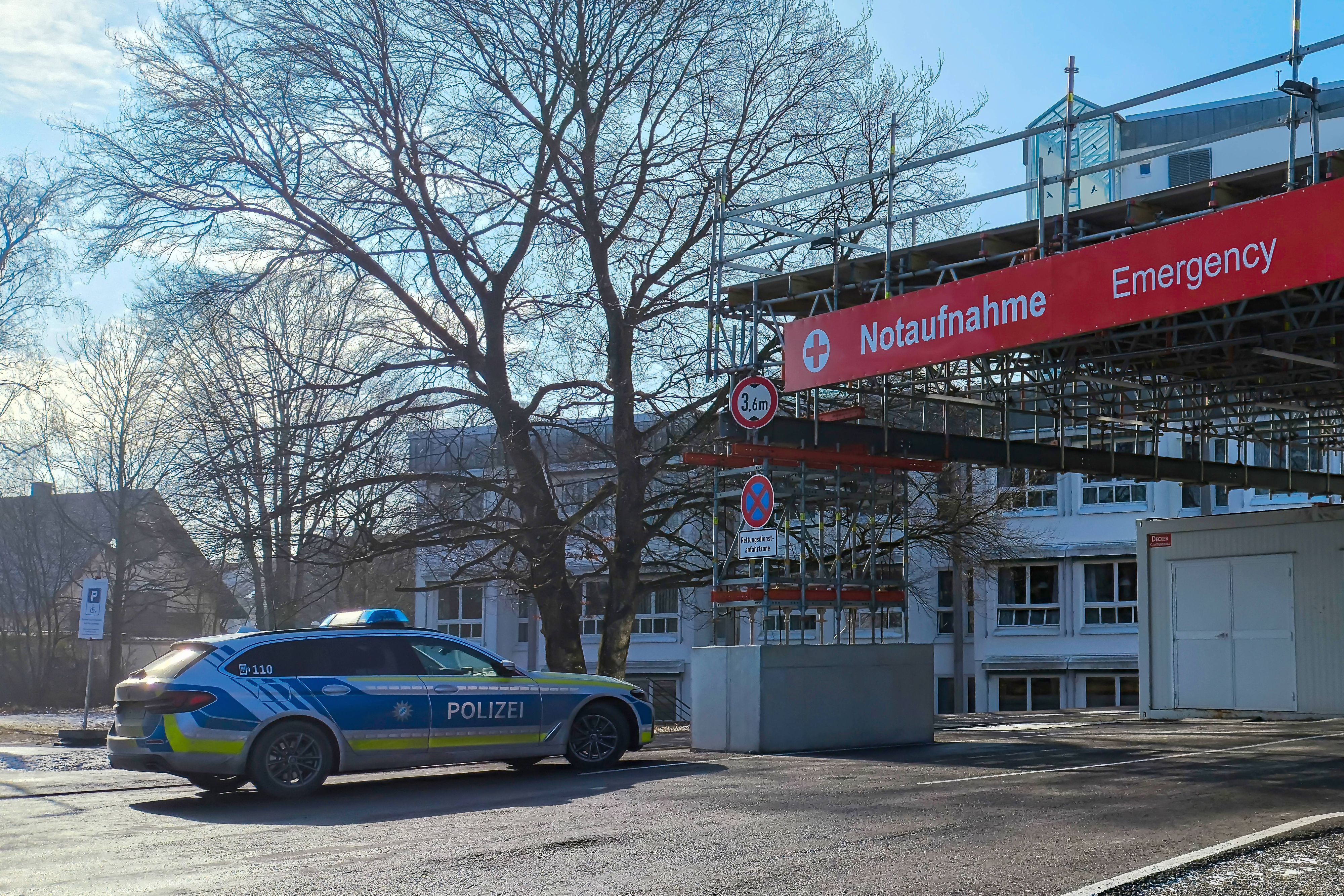 Der Polizeiwagen eskortierte den Mann und seine schwangere Frau bis zum Krankenhaus (Symbolbild).