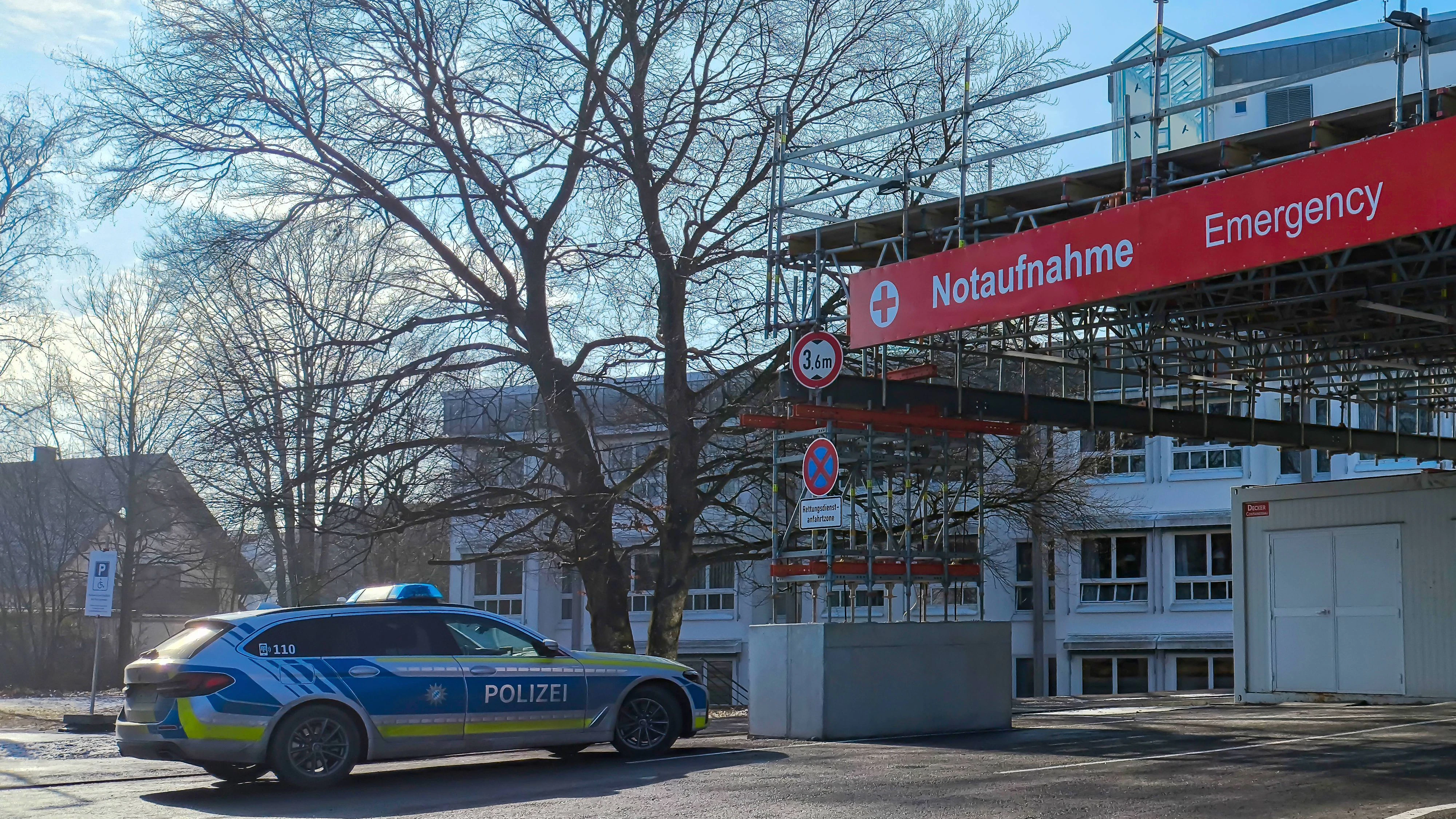 Bavaria, Germany - January 23, 2025: Bavarian police patrol car in front of a hospital emergency room. The image focuses on security measures, official presence in emergencies, and cooperation between the police and emergency medical services in cases of crime, bodily harm, or other offenses. *** Streifenwagen der bayrischen Polizei vor der Notaufnahme eines Krankenhauses. Das Bild thematisiert Sicherheitsmaßnahmen, behördliche Präsenz bei Notfällen und die Zusammenarbeit von Polizei und medizinischer Akutversorgung bei Verbrechen, Körperverletzung, oder anderen Delikten.