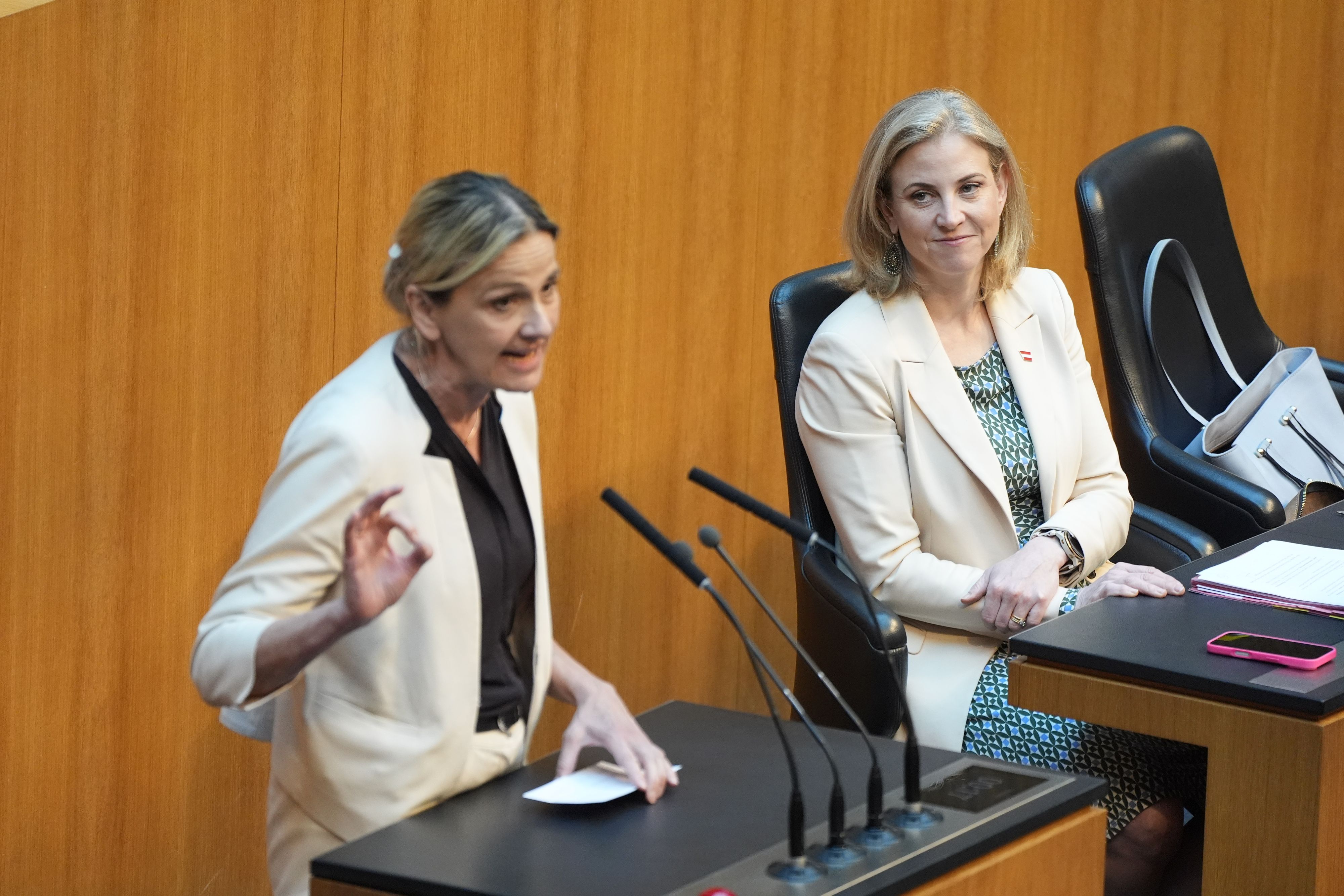 FPÖ-Abgeordnete Dagmar Belakowitsch und Außenministerin Beate Meinl-Reisinger (Neos) lieferten sich einen hitzigen Schlagabtausch.