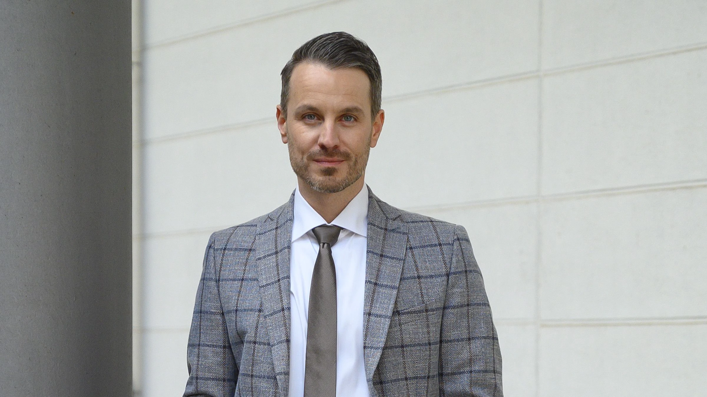 Marc Dumitru bei einem Fototermin am Set zur RTL Daily Soap "Alles was zählt".